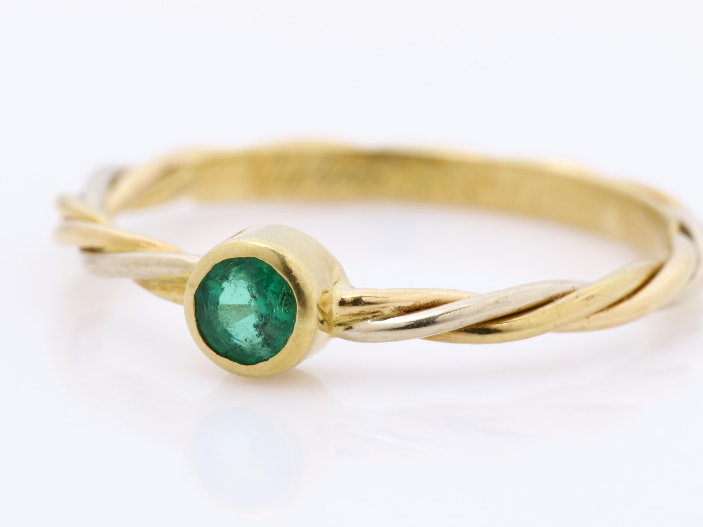 750YG Ring with Emerald, Size #50, 1.5g — view 3
