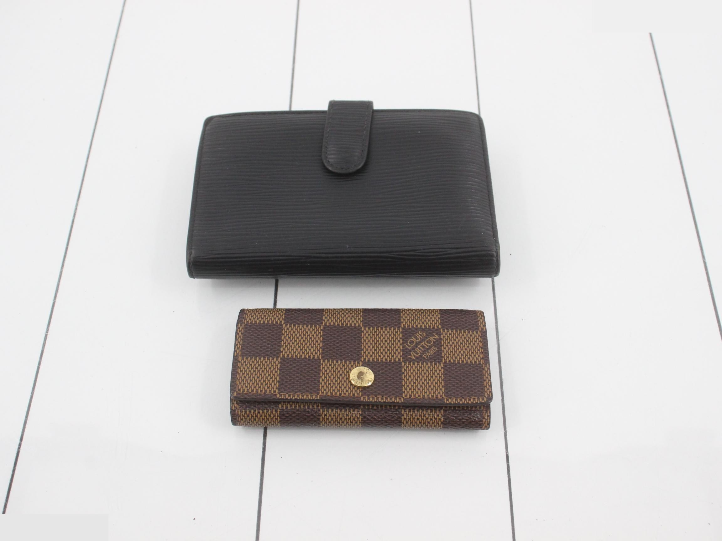 Three-piece set: Wallet, 4-key case, and pen case. — view 2