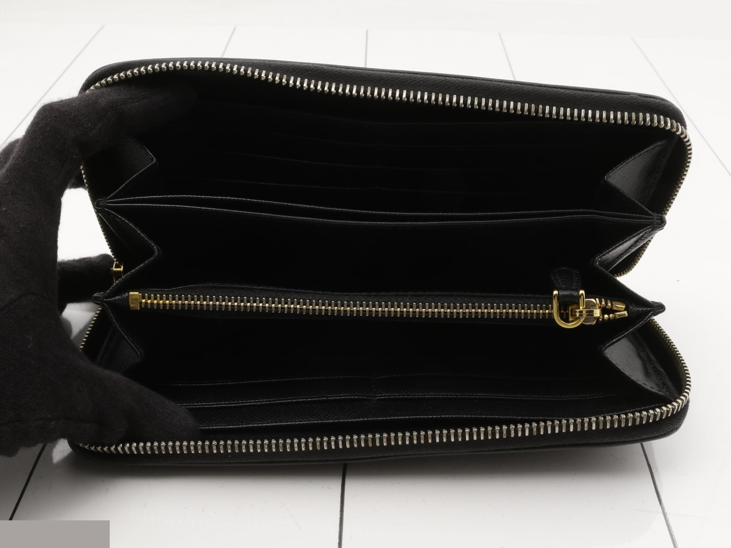 Leather logo round zipper long wallet, black — view 4