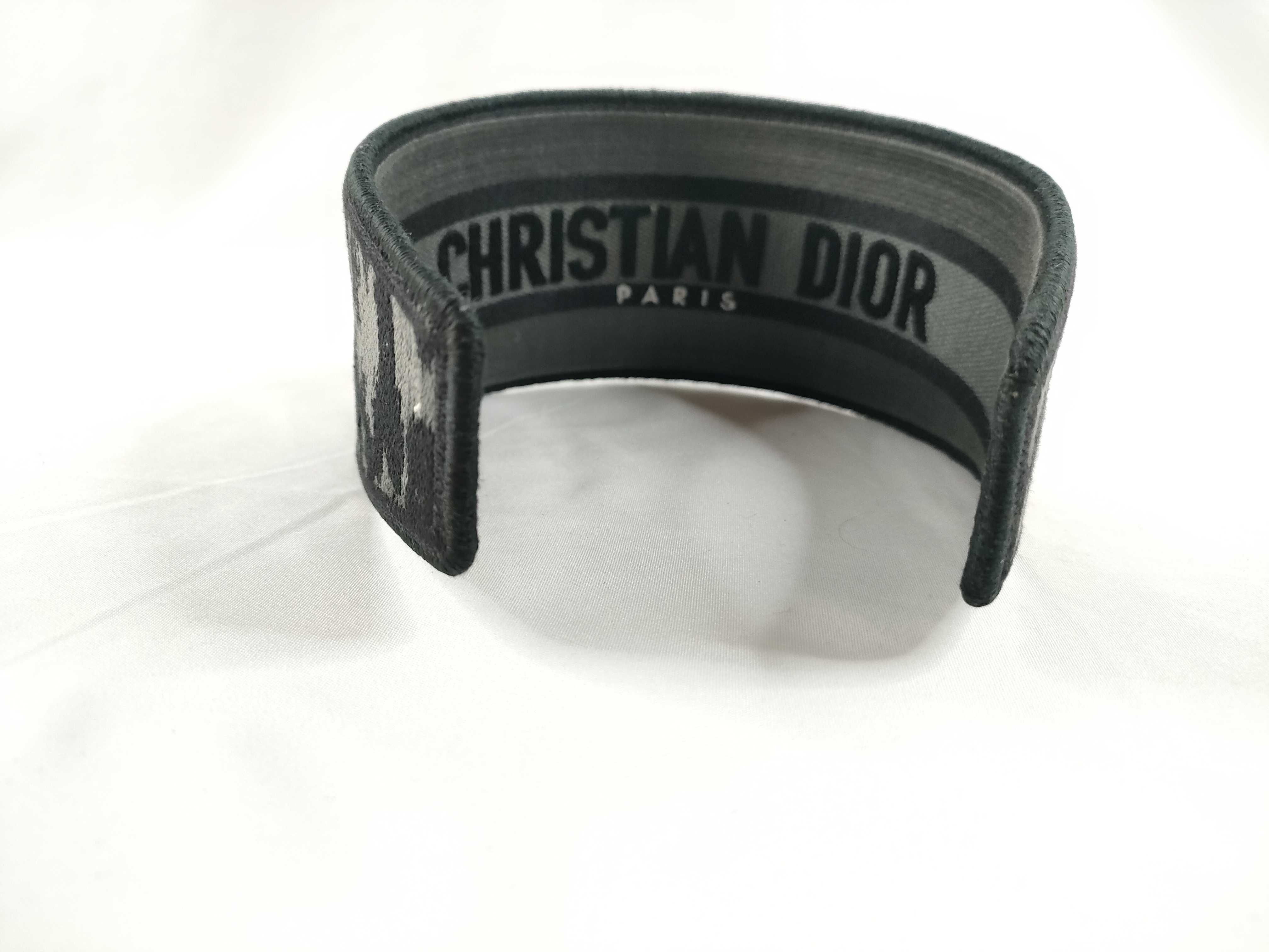 headband and other accessories — view 3