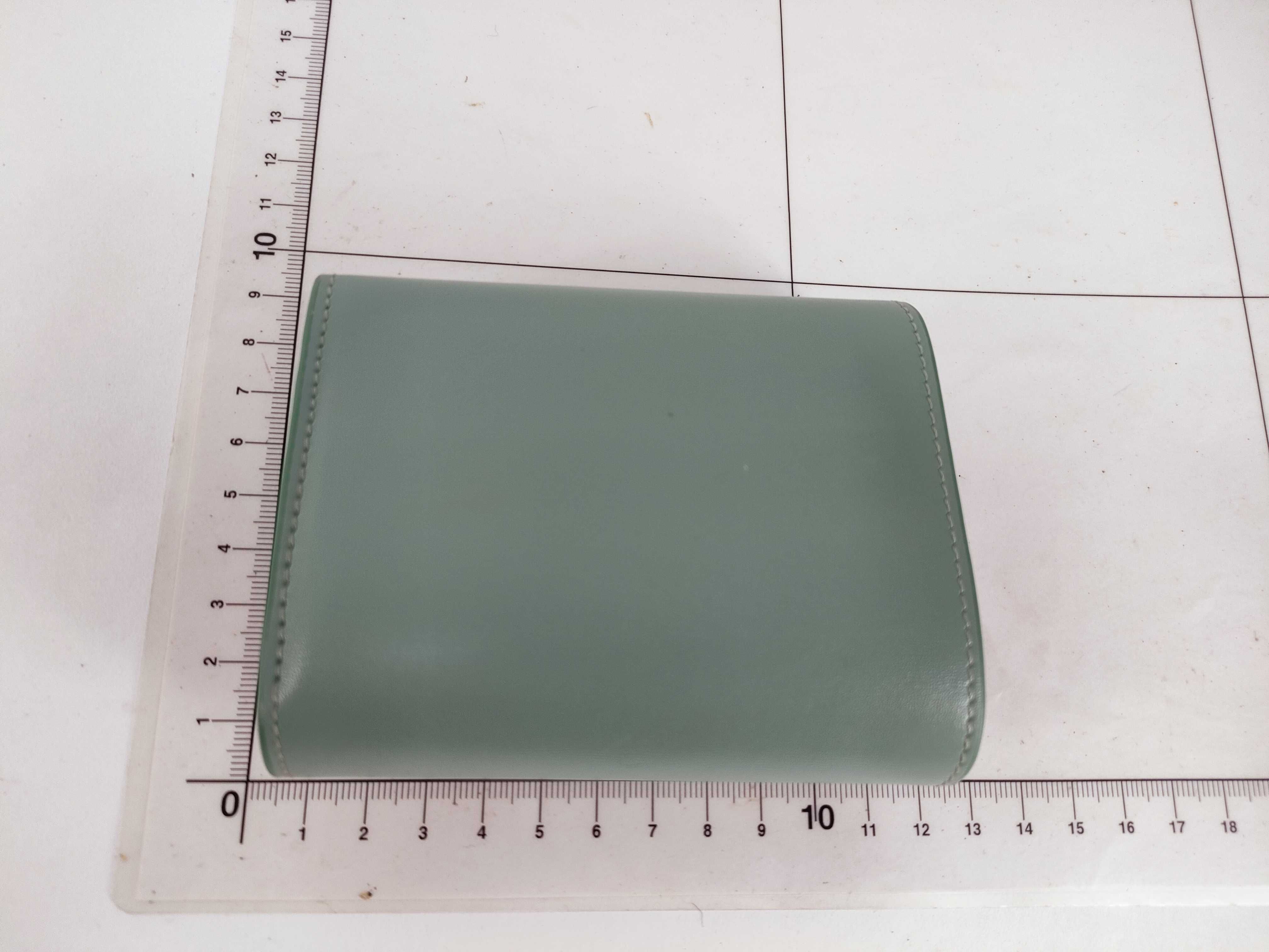 Triomphe Small Flap Wallet Leather Compact Wallet Green — view 2
