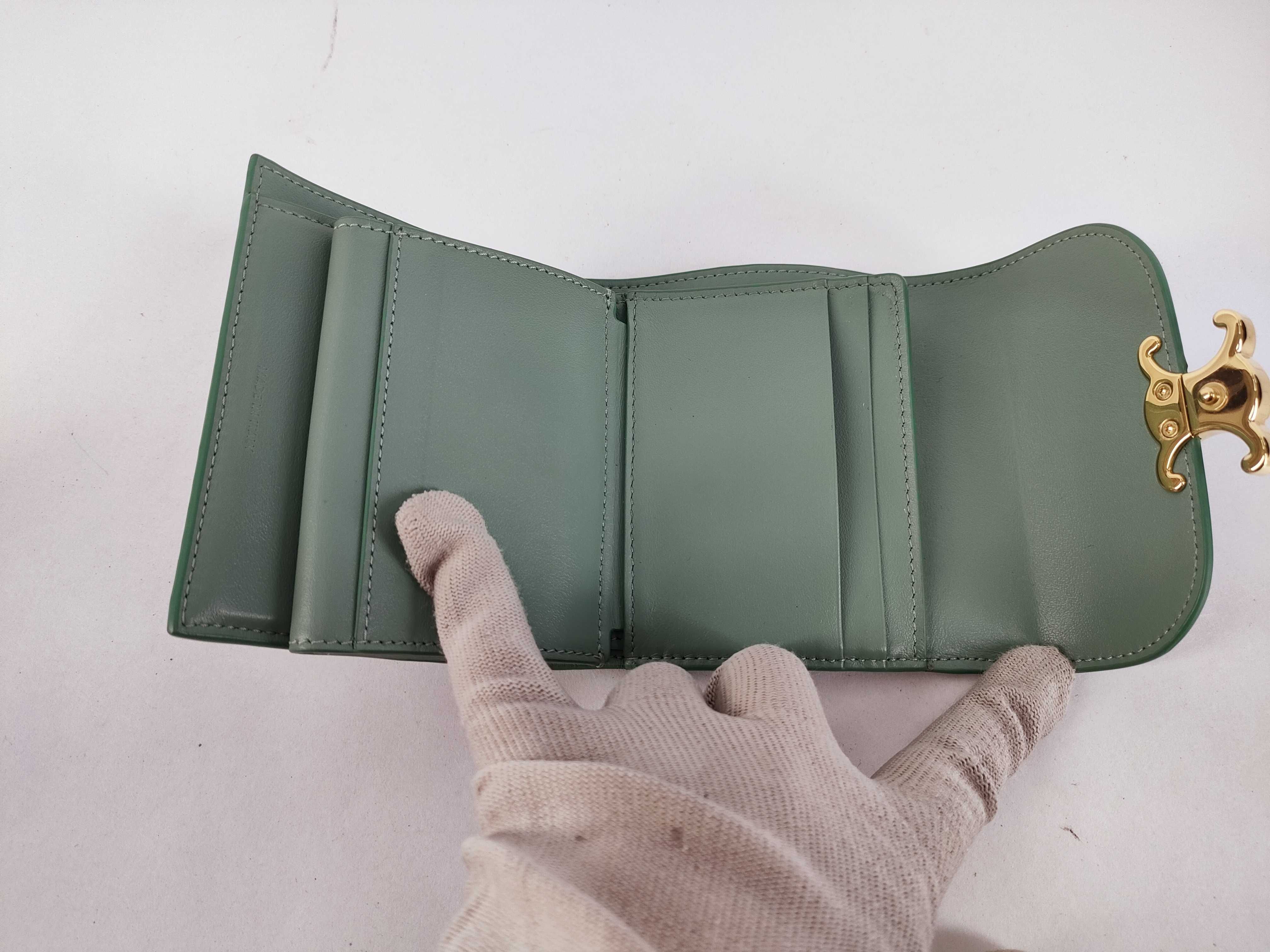 Triomphe Small Flap Wallet Leather Compact Wallet Green — view 11