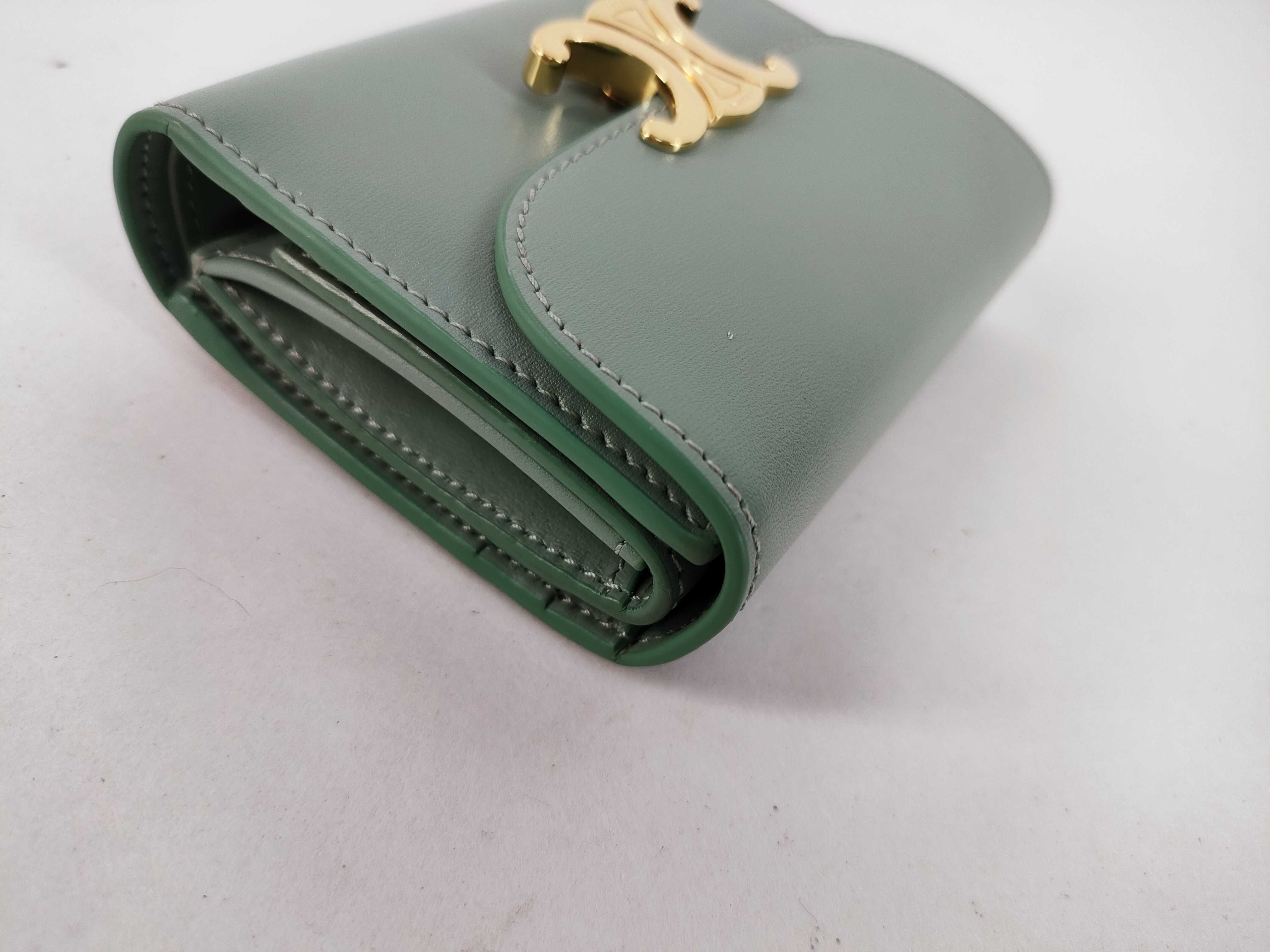 Triomphe Small Flap Wallet Leather Compact Wallet Green — view 3