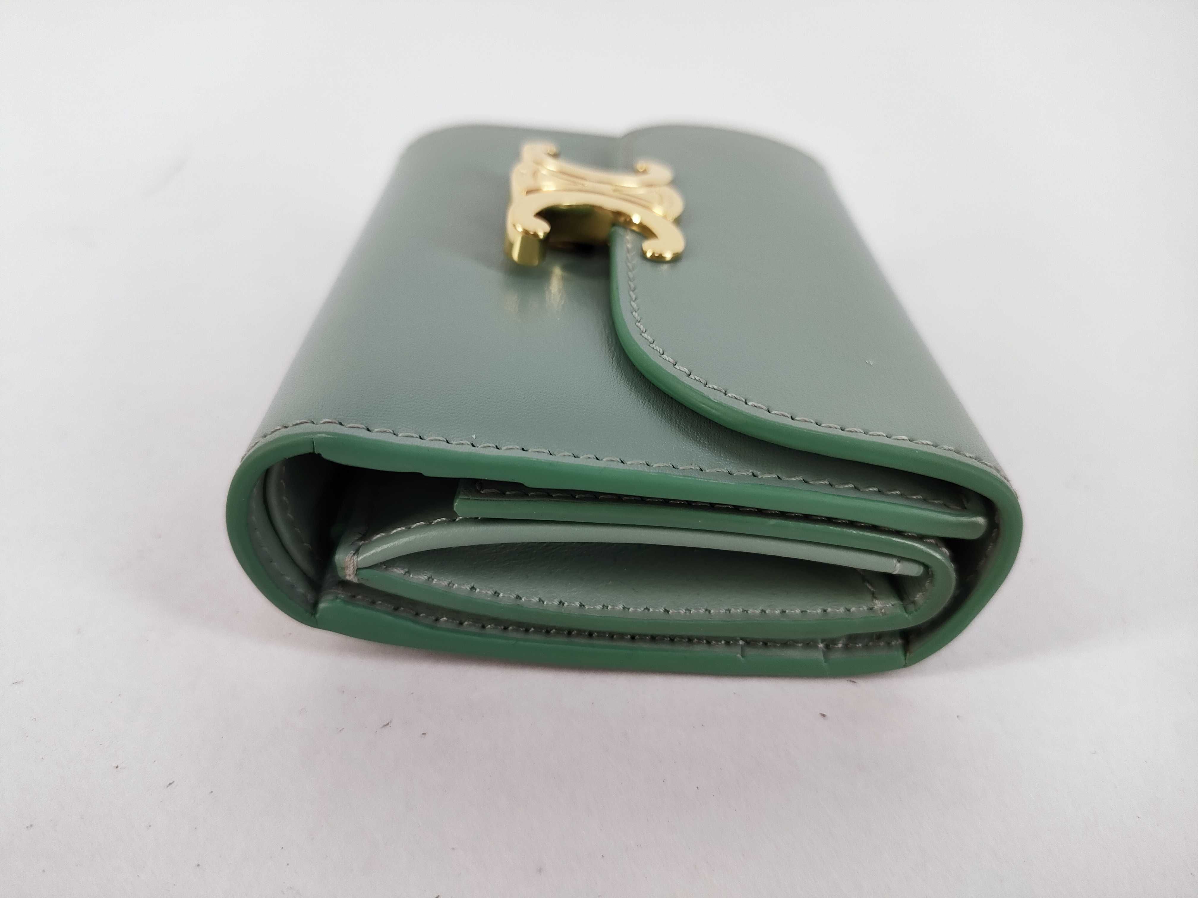 Triomphe Small Flap Wallet Leather Compact Wallet Green — view 4