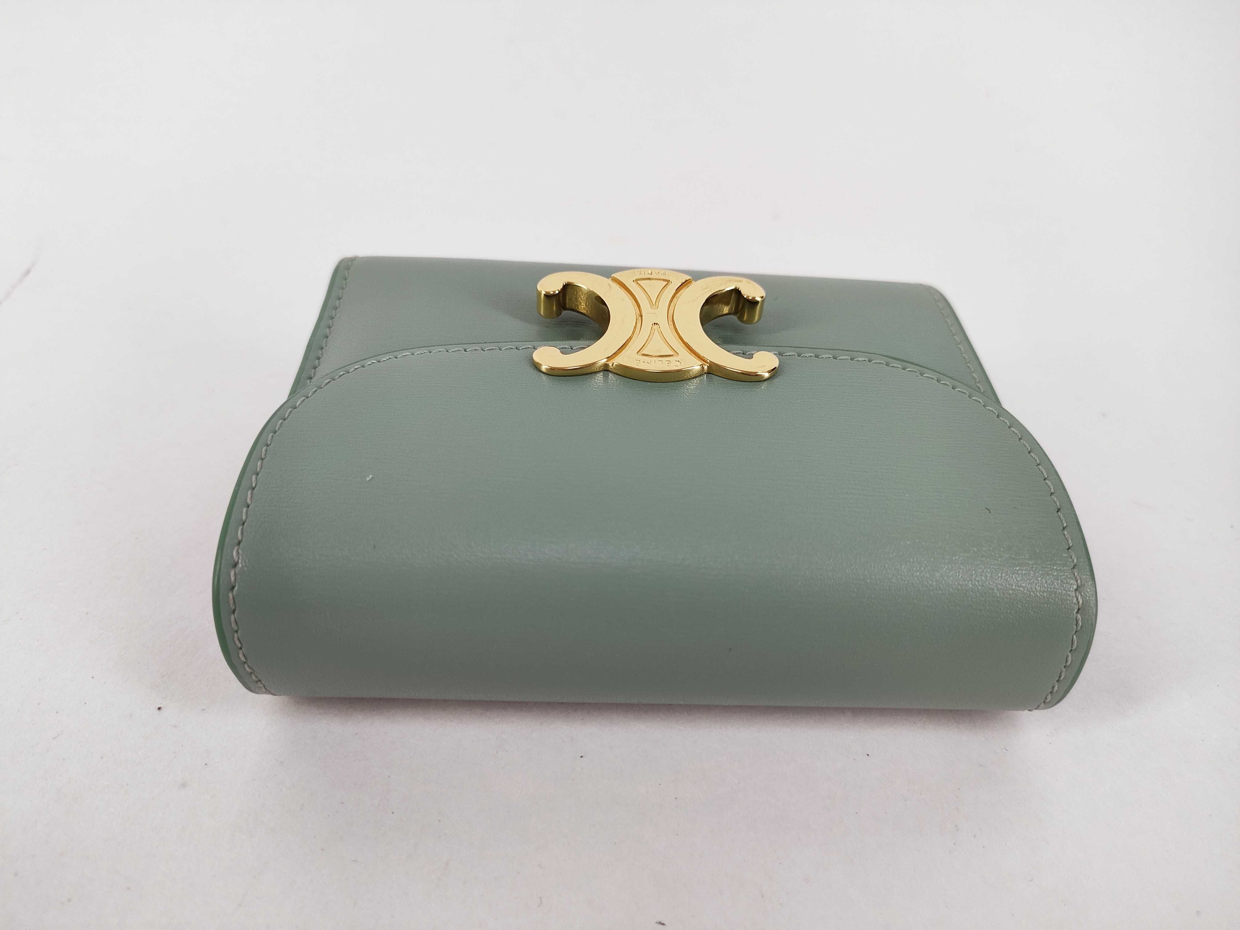 Triomphe Small Flap Wallet Leather Compact Wallet Green — view 7