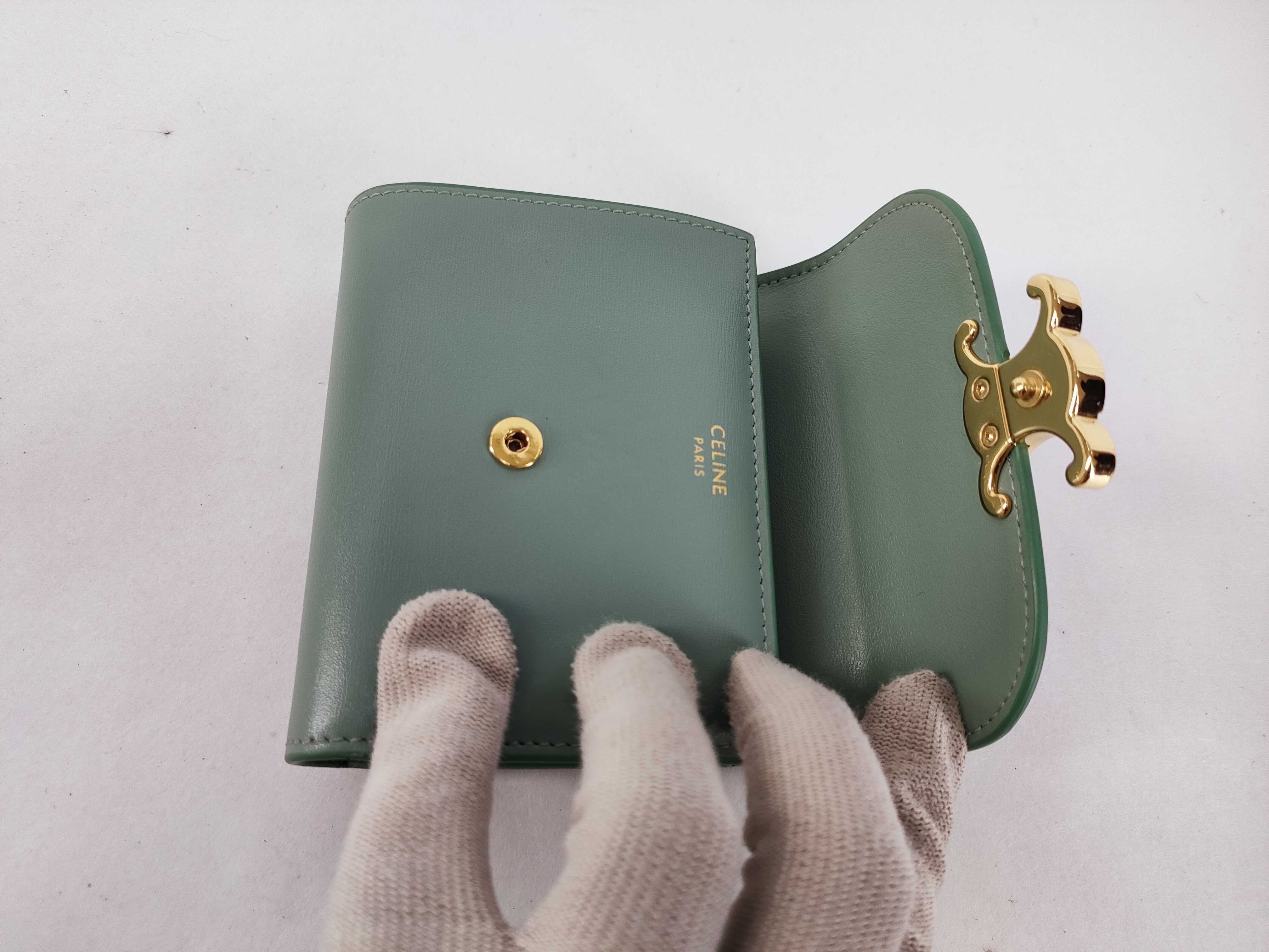 Triomphe Small Flap Wallet Leather Compact Wallet Green — view 9