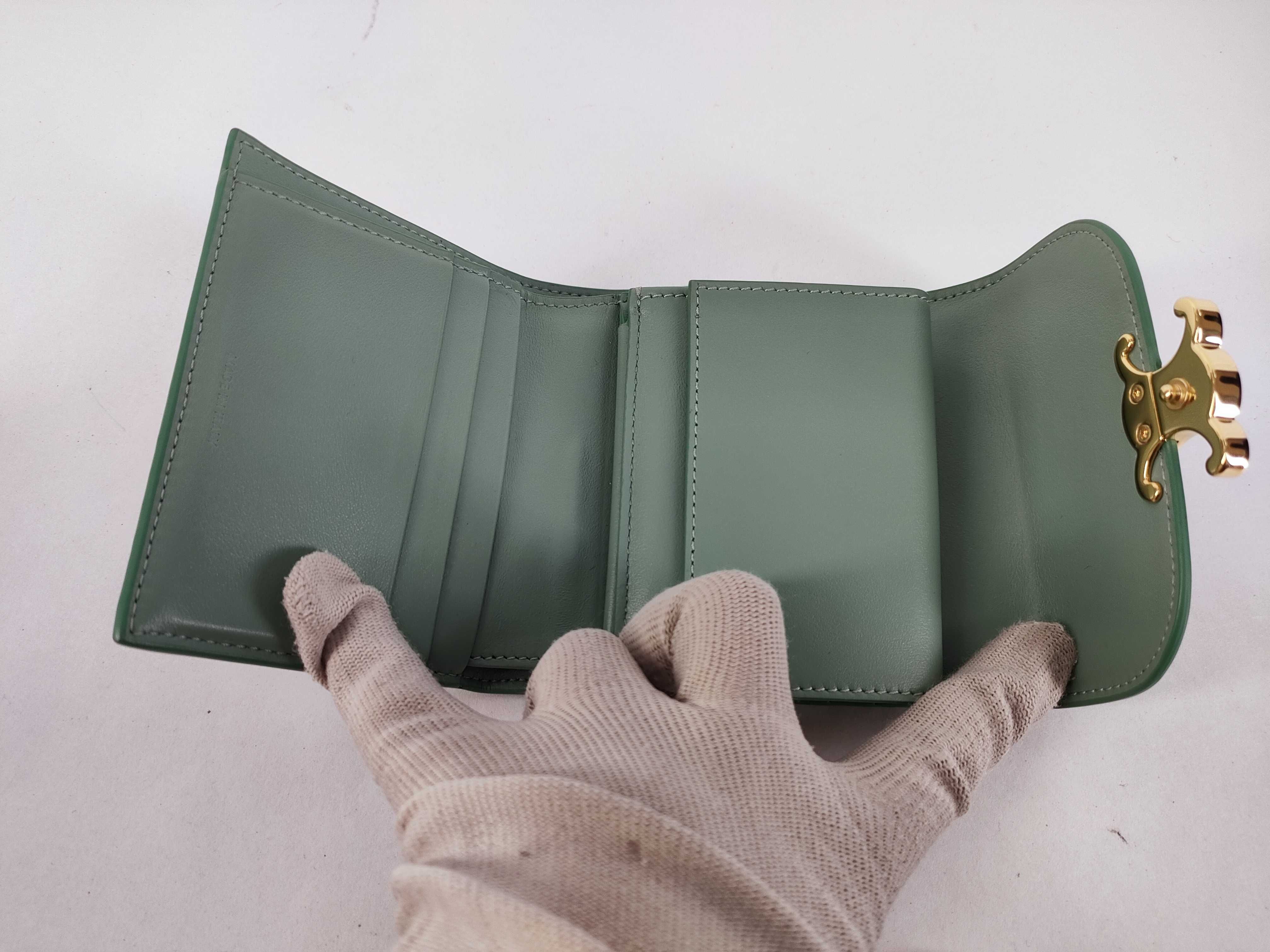 Triomphe Small Flap Wallet Leather Compact Wallet Green — view 10