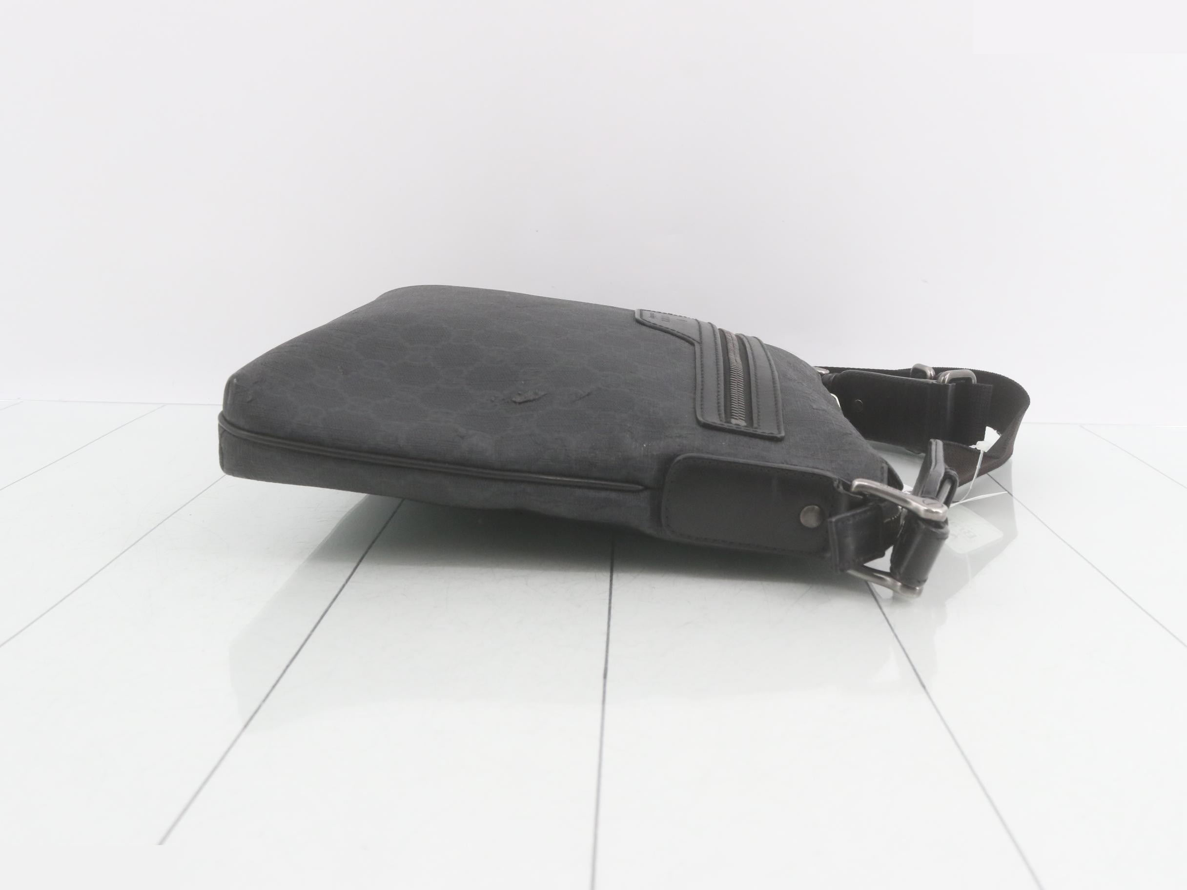 GG Supreme Shoulder Bag — view 3