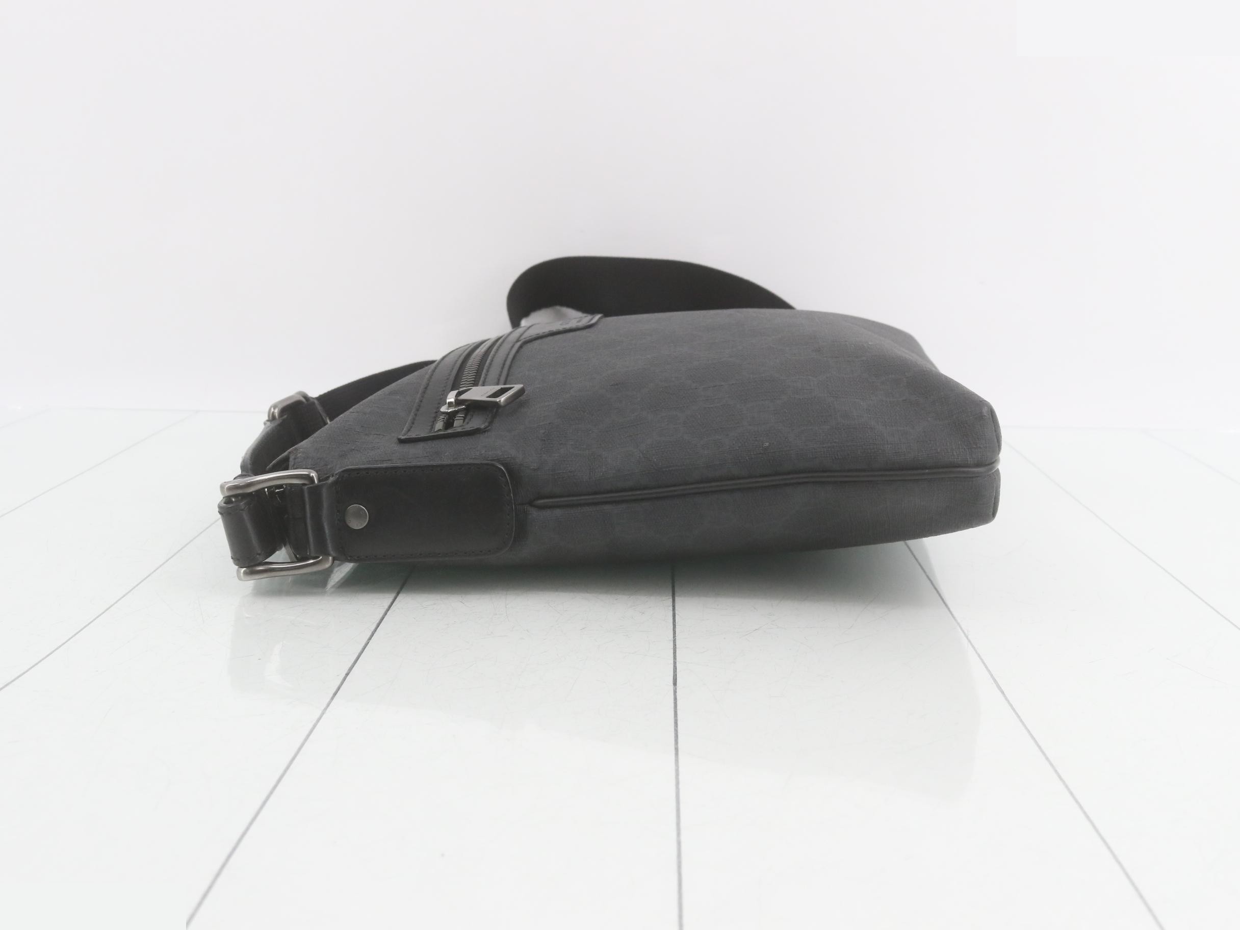 GG Supreme Shoulder Bag — view 4