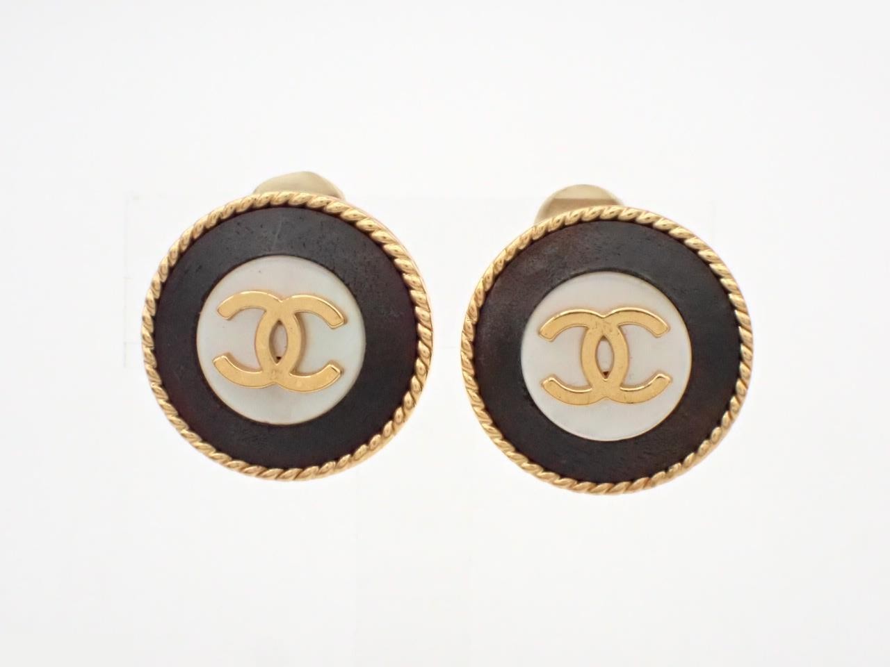 Coco mark shell earrings
