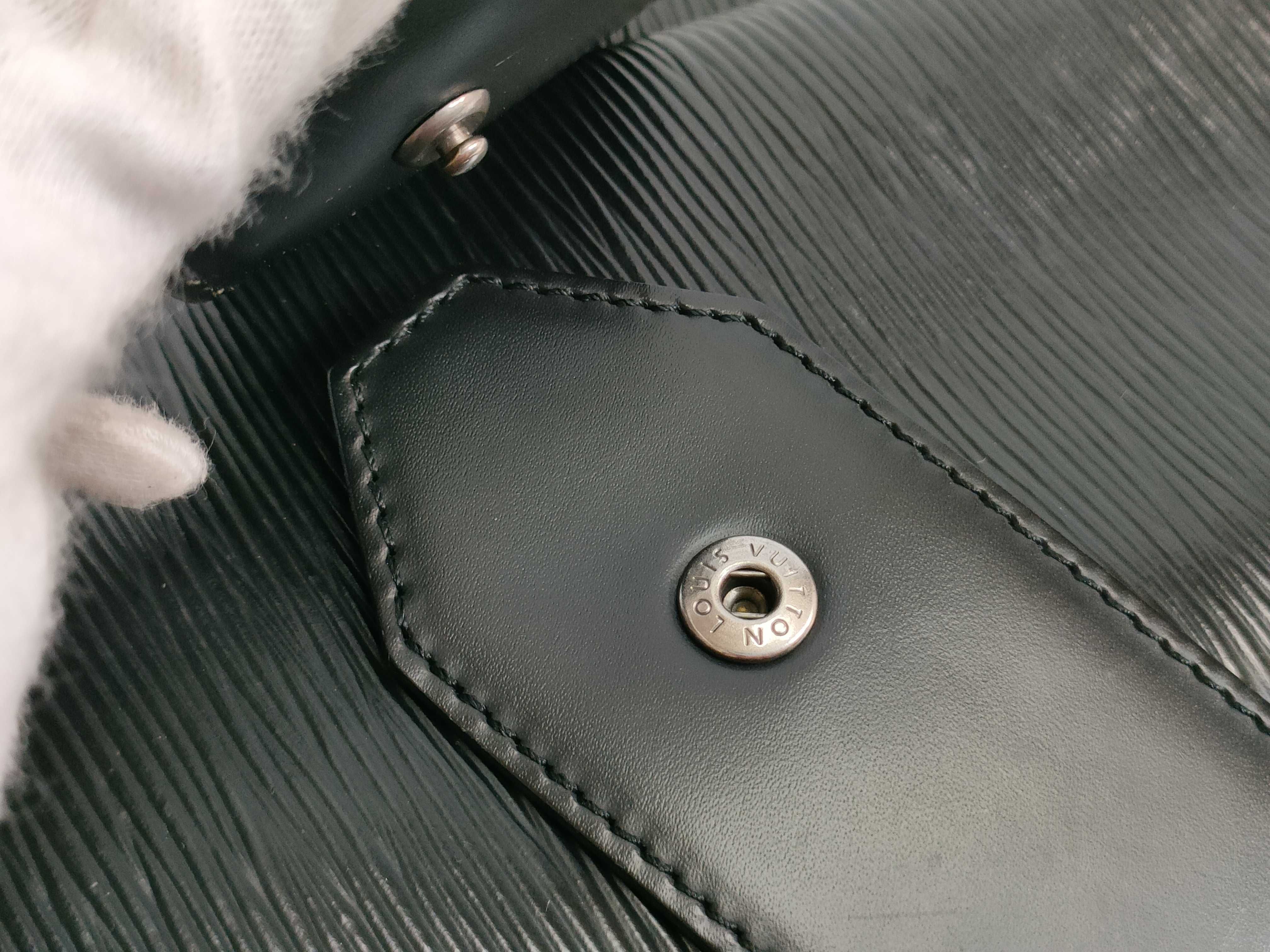 Epi Sac Depaule Black Shoulder Bag — view 9