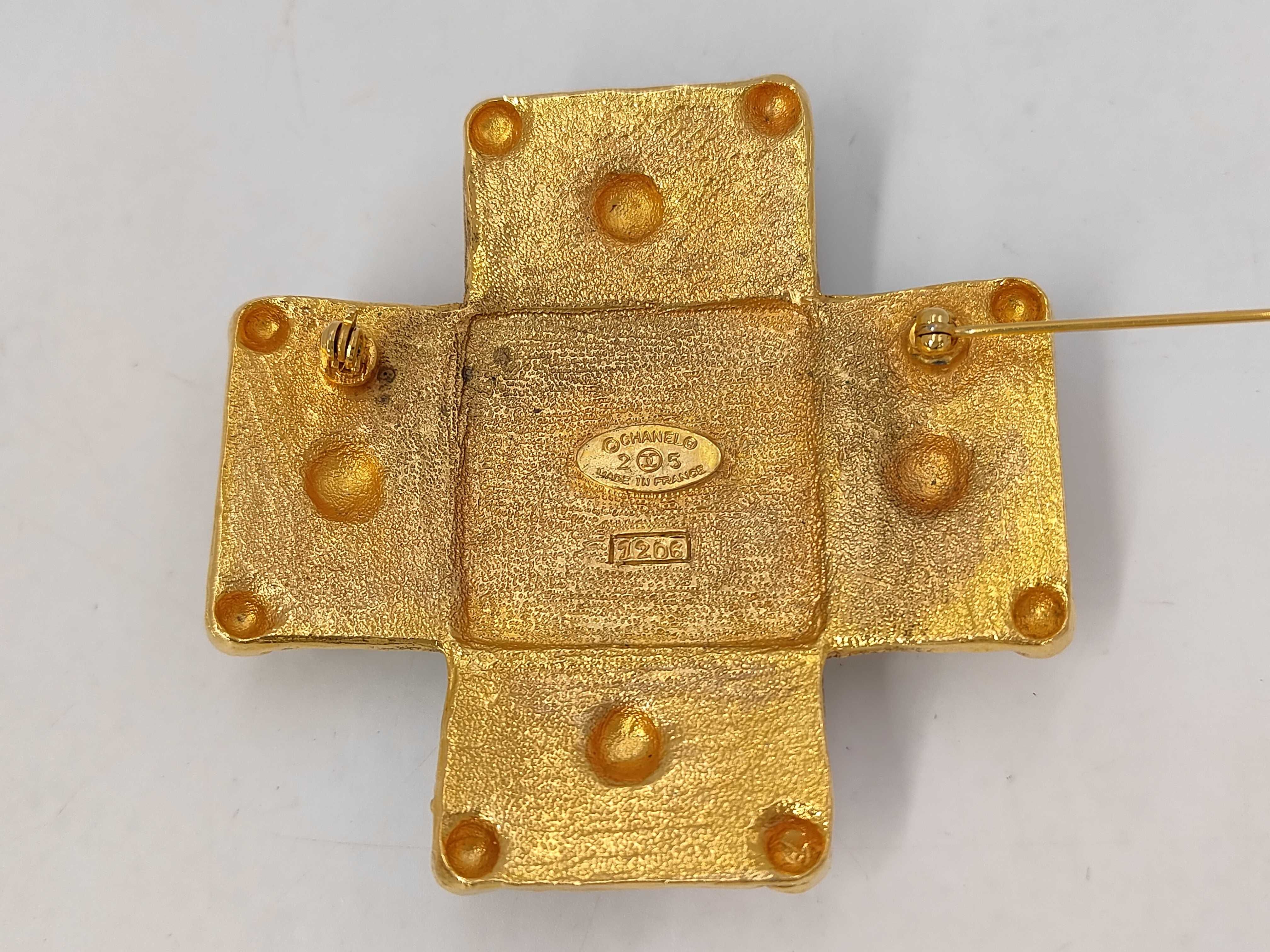 brooch — view 2
