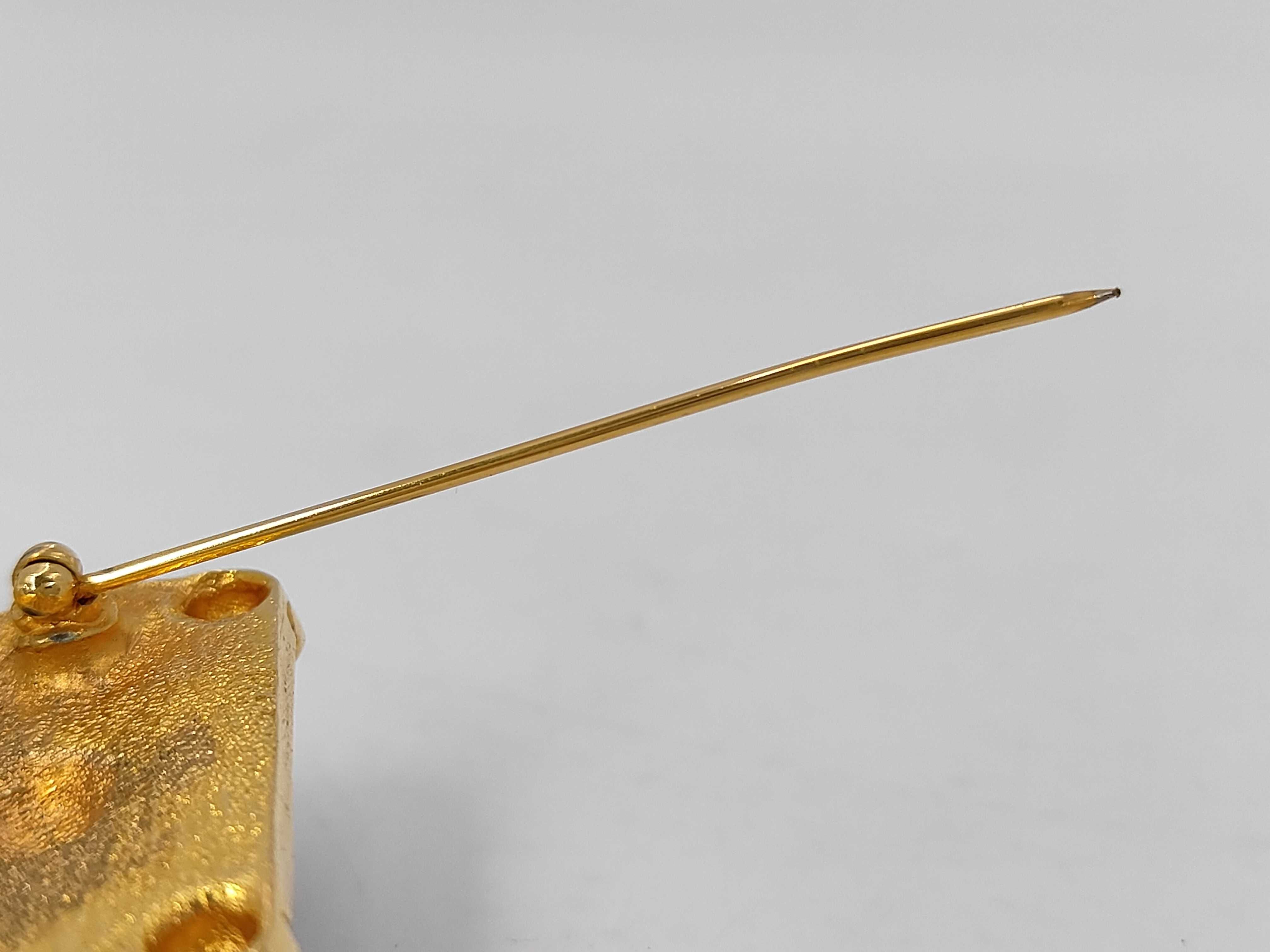 brooch — view 3