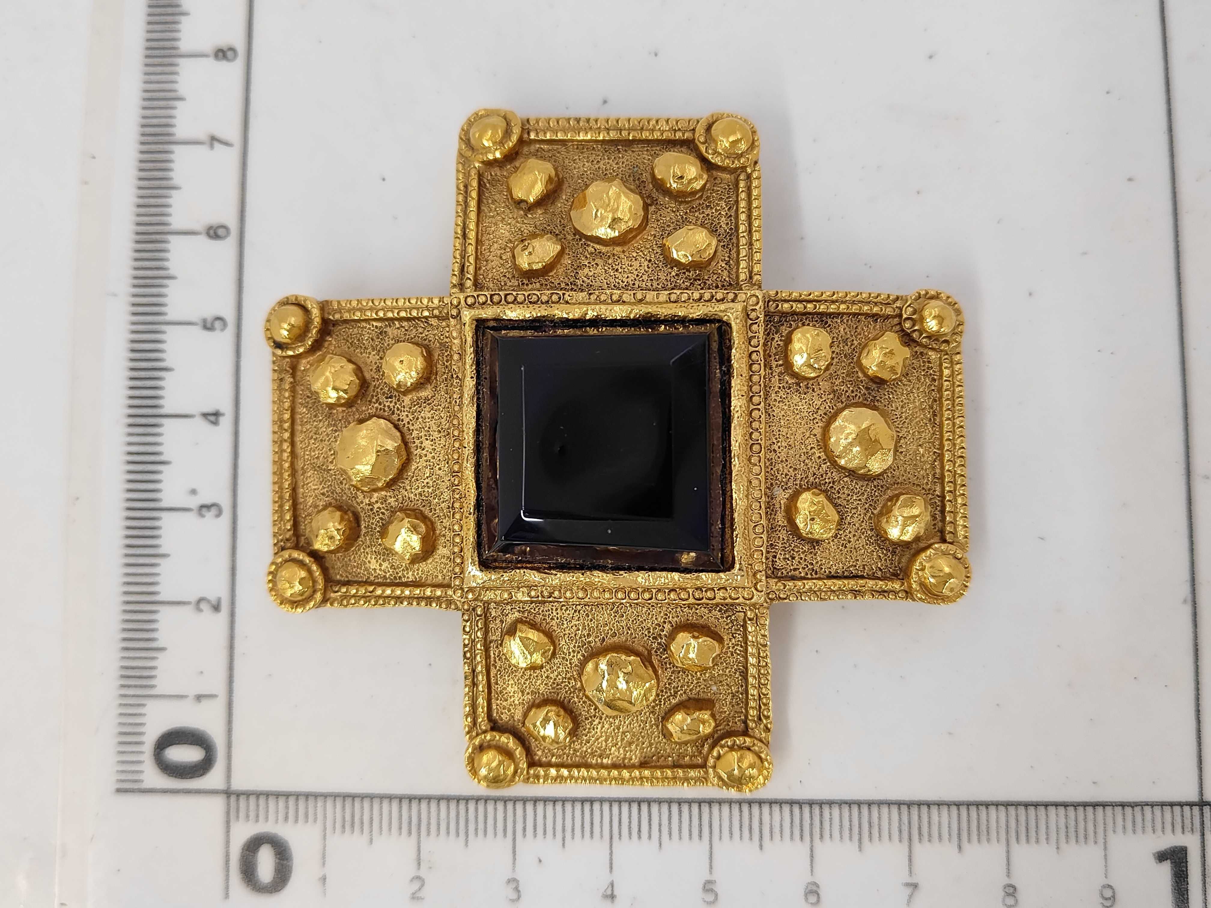brooch — view 6