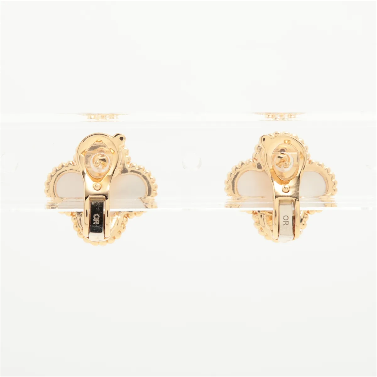 Vintage Alhambra Shell Earrings, 750 (Yellow Gold), 7.5g, JE478115. Post is loose, clasp is stiff, one earring is loose, shell has — view 2