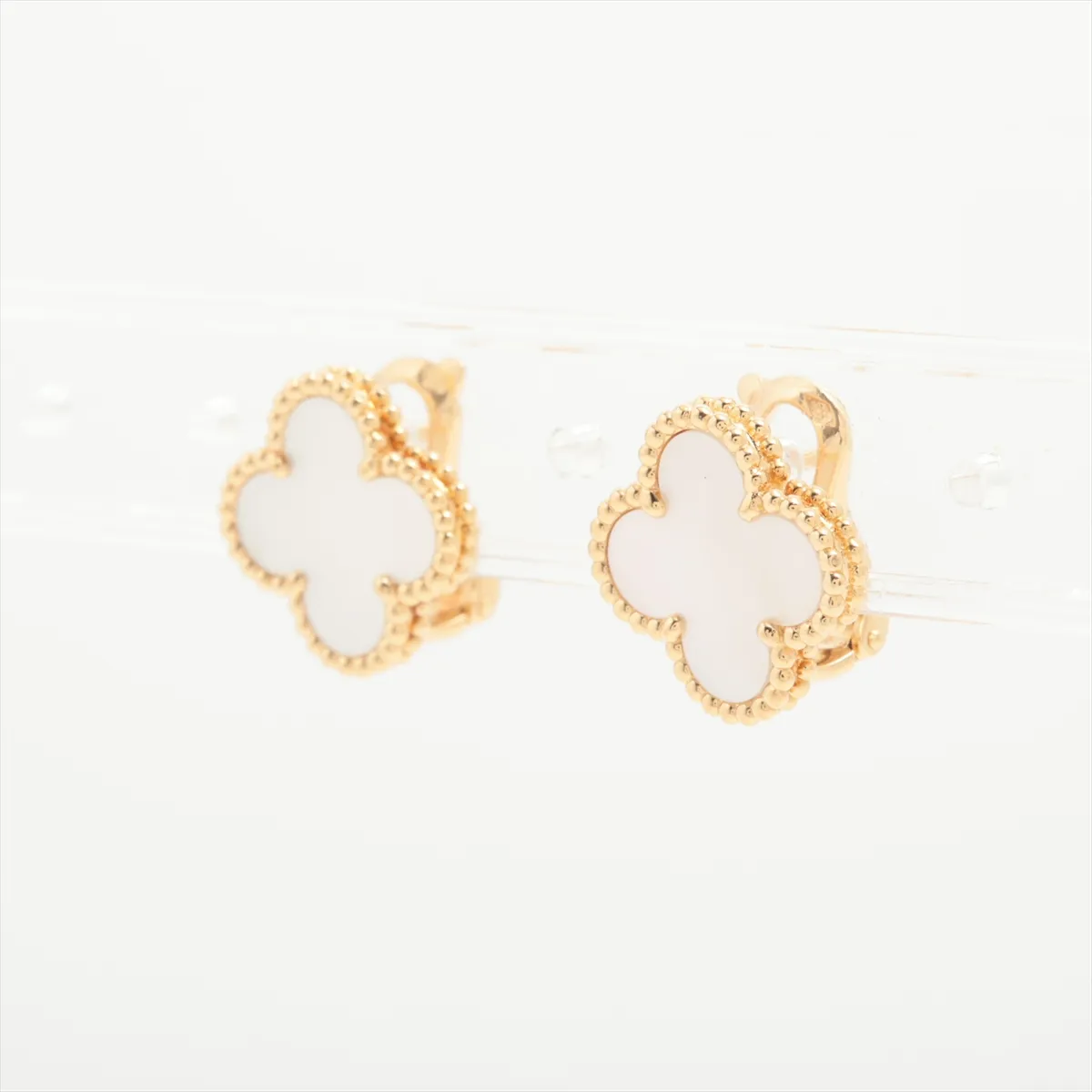 Vintage Alhambra Shell Earrings, 750 (Yellow Gold), 7.5g, JE478115. Post is loose, clasp is stiff, one earring is loose, shell has — view 3