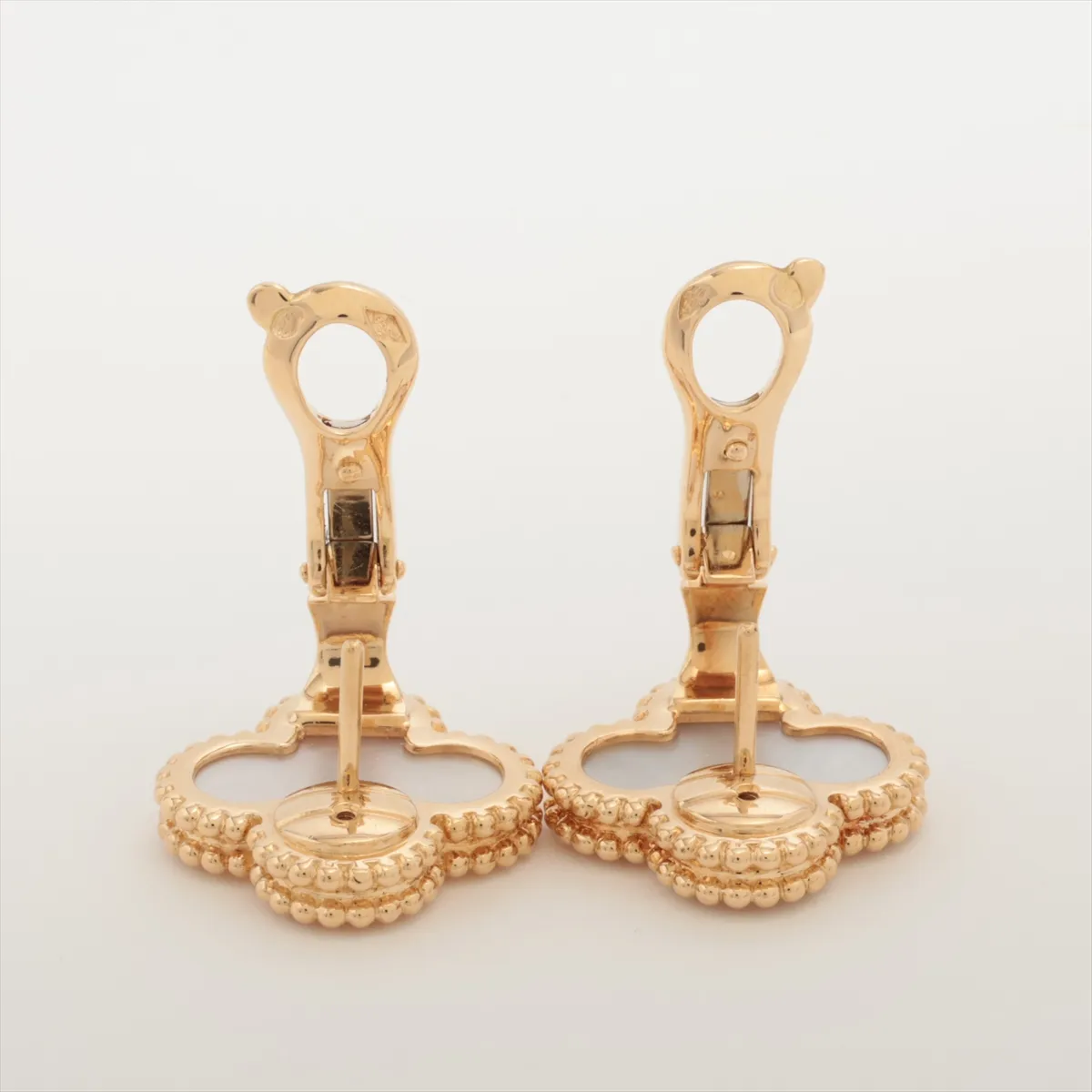 Vintage Alhambra Shell Earrings, 750 (Yellow Gold), 7.5g, JE478115. Post is loose, clasp is stiff, one earring is loose, shell has — view 4
