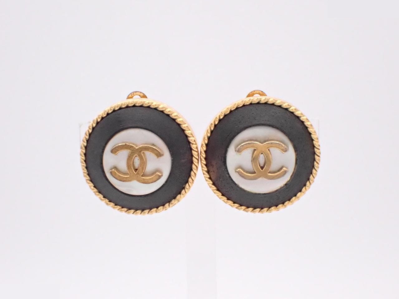 Round Coco Shell Earrings, 96P, Black, White, Gold Hardware