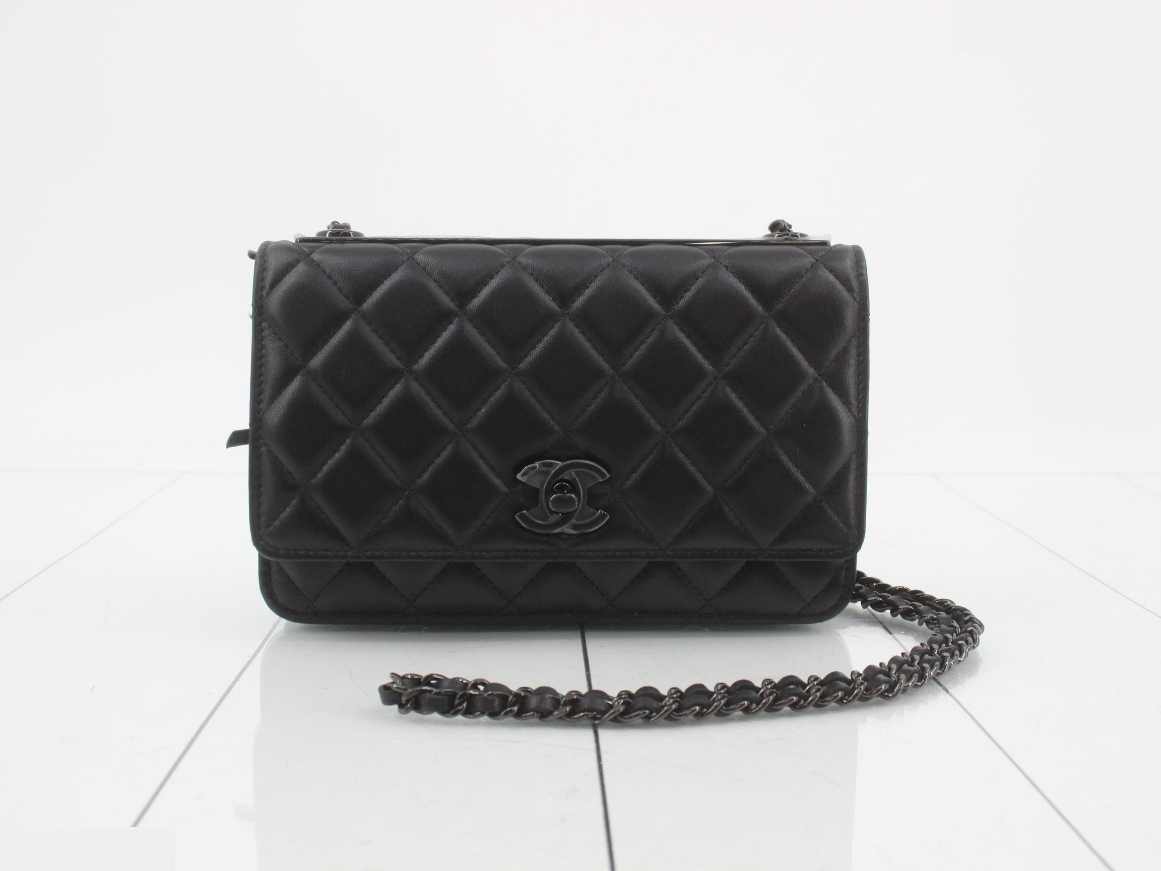 Matelassé Trendy CC Chain Wallet