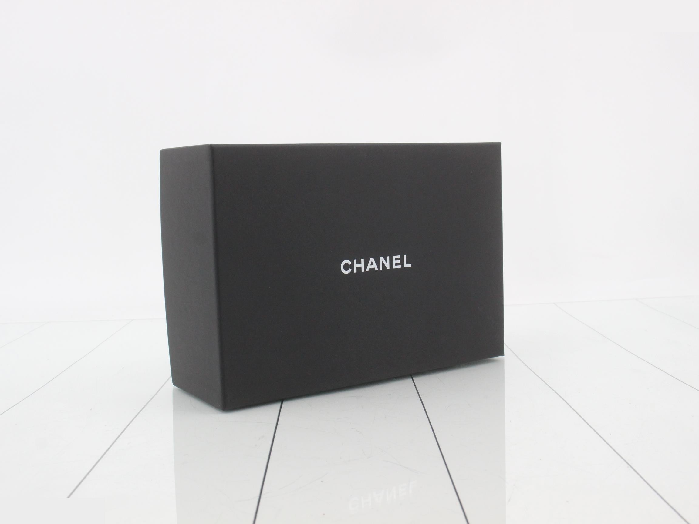 Matelassé Trendy CC Chain Wallet — view 5