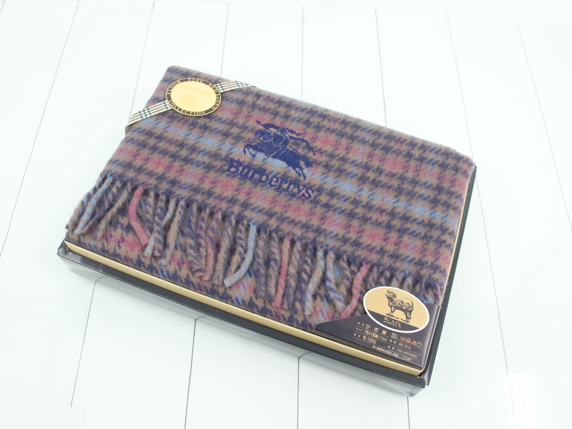 Unused Burberry throw blanket, 100% wool, 75 x 130 cm — view 2