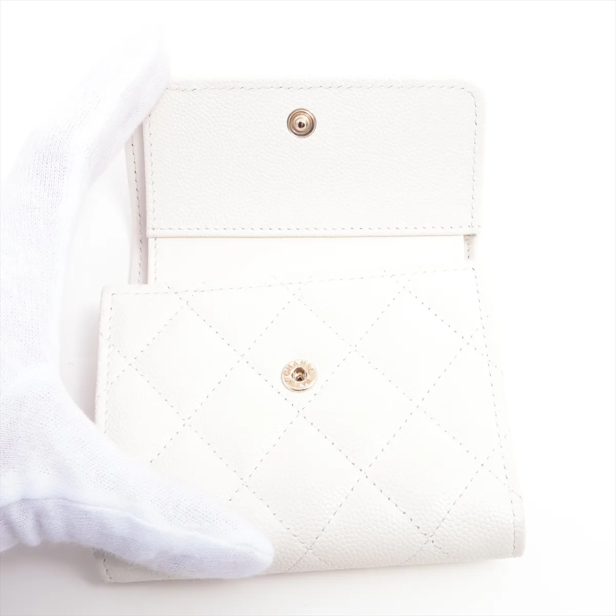 Matelasse caviar skin compact wallet white gold hardware N0KXGTAL — view 3