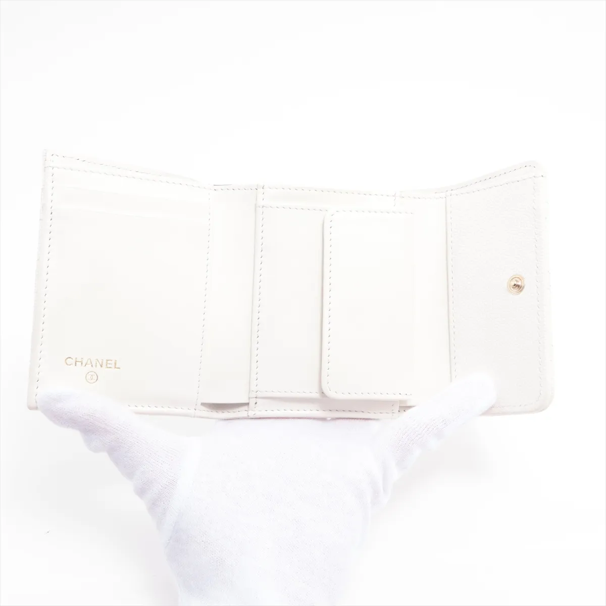 Matelasse caviar skin compact wallet white gold hardware N0KXGTAL — view 4