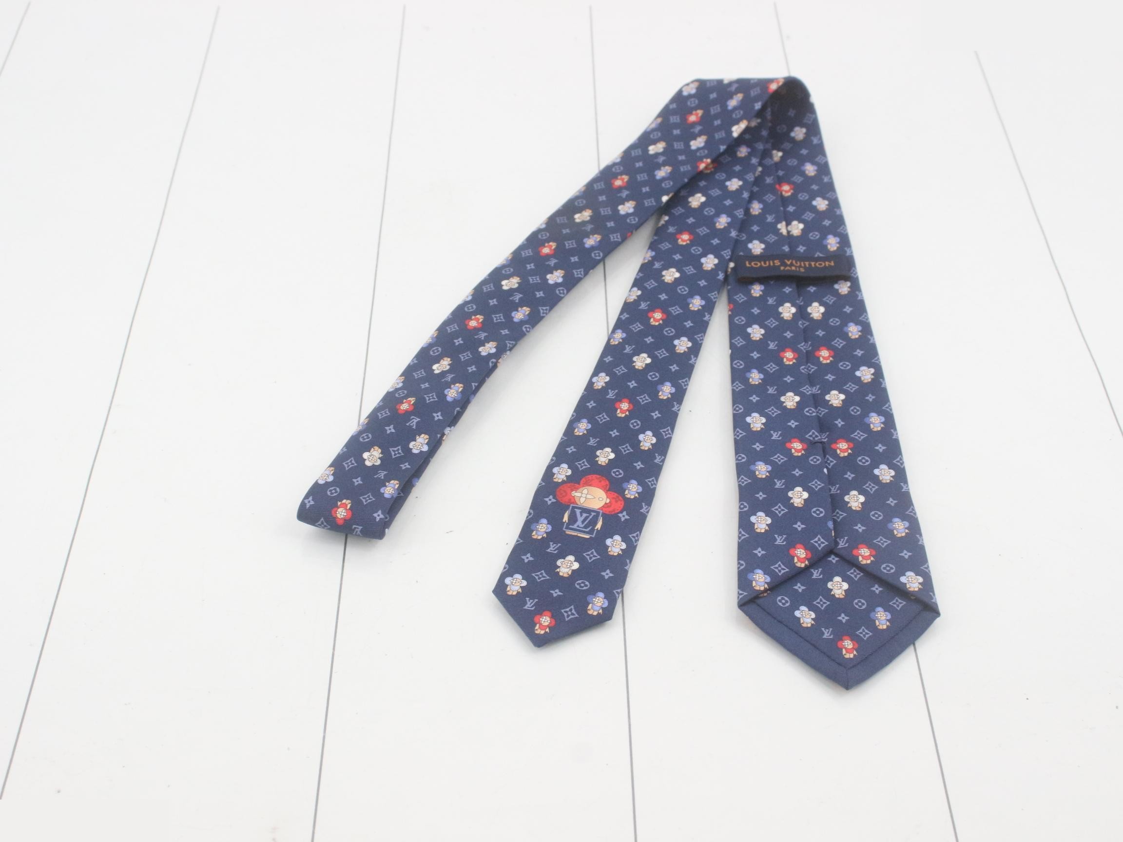 tie — view 2