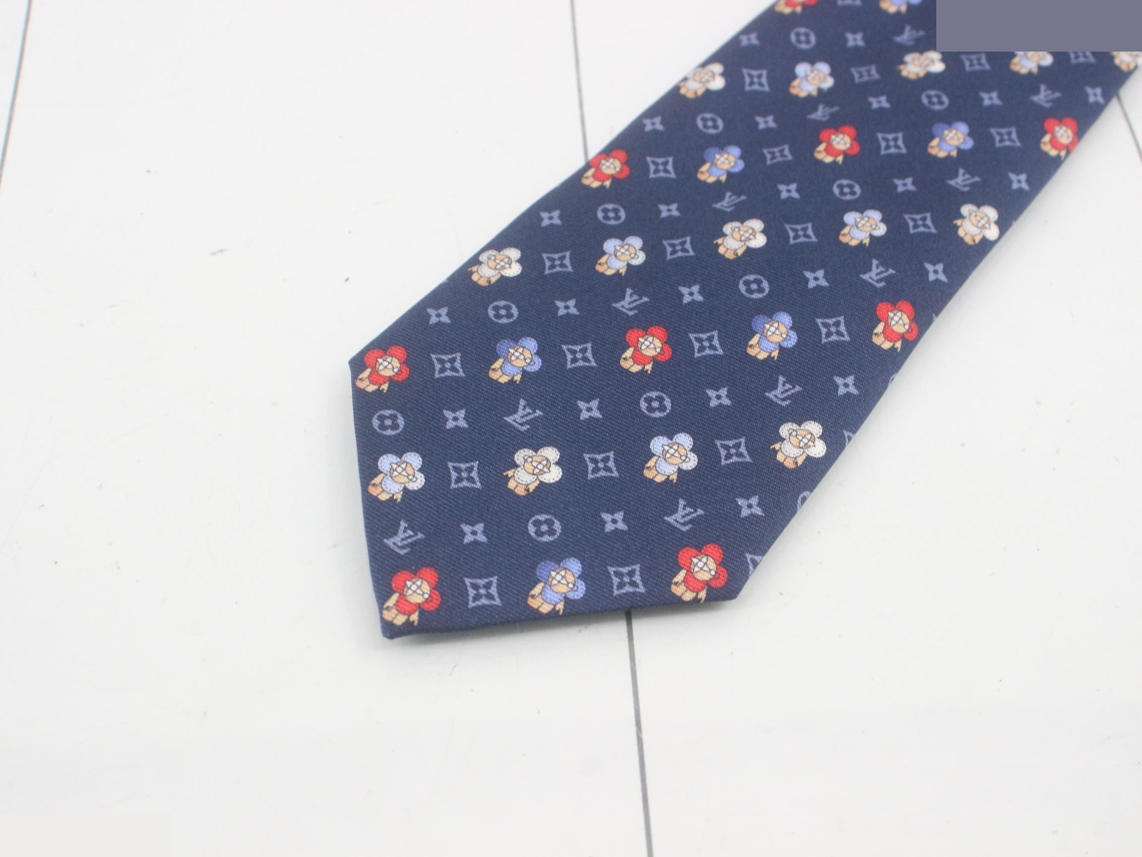 tie — view 3
