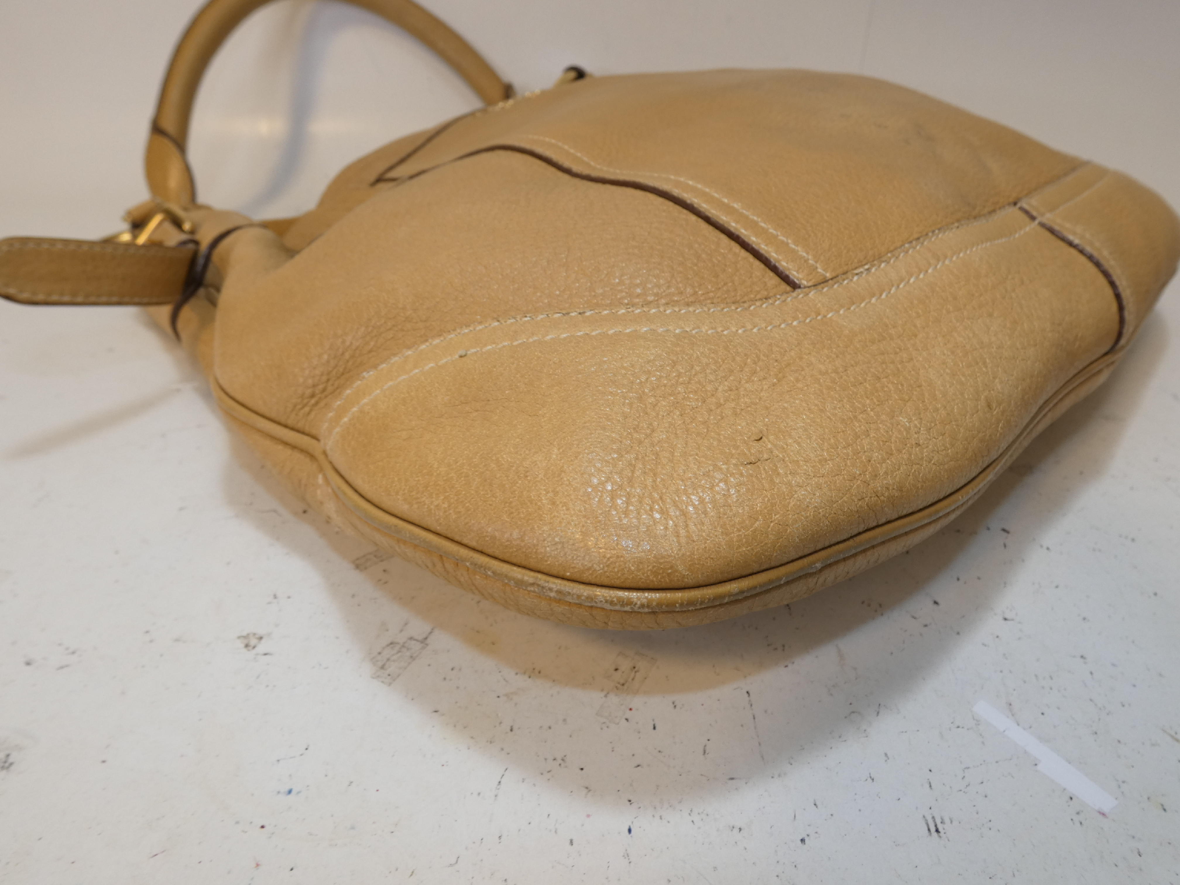Vitello Leather One-Shoulder One-Hand Handbag — view 7