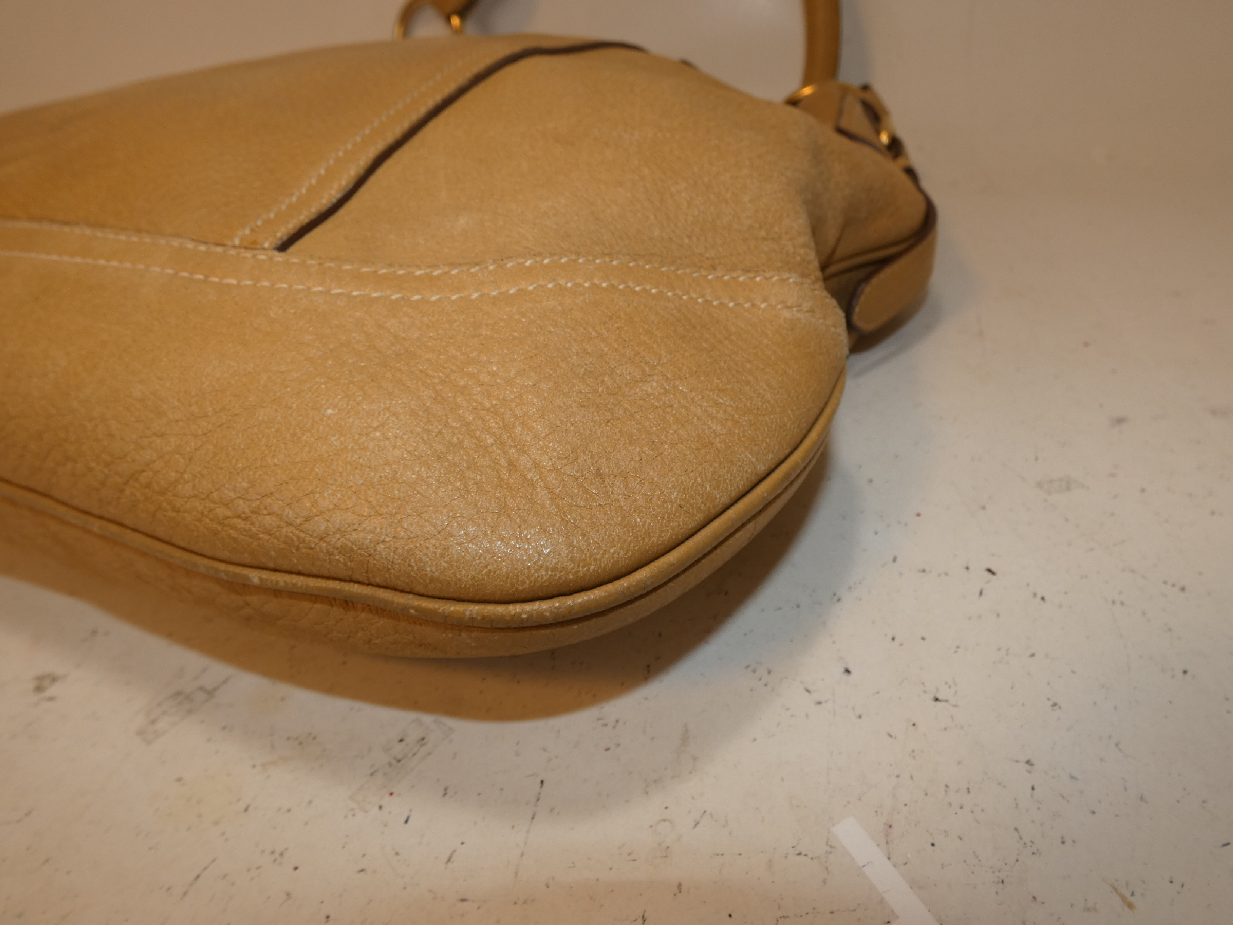 Vitello Leather One-Shoulder One-Hand Handbag — view 8