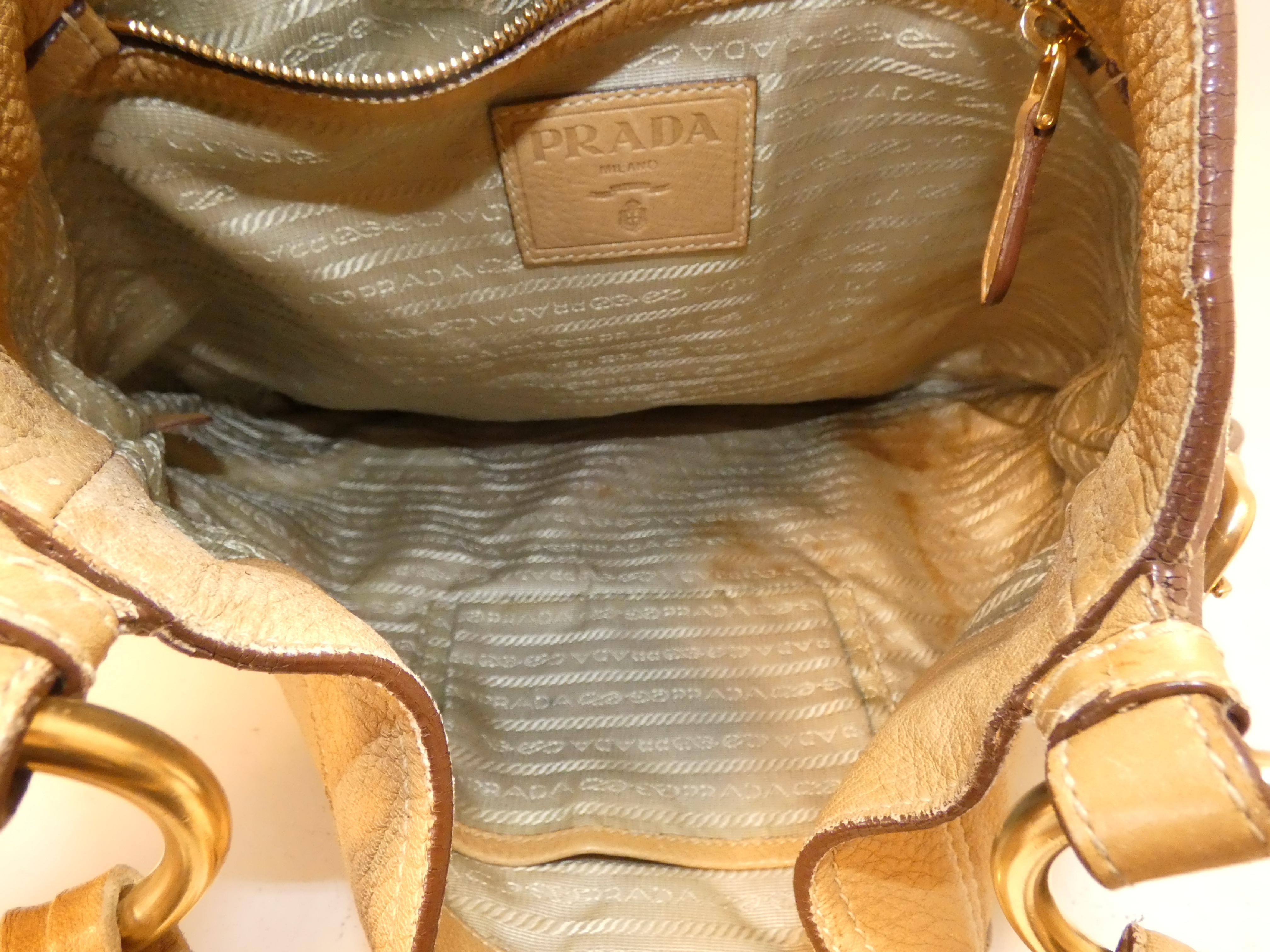 Vitello Leather One-Shoulder One-Hand Handbag — view 9