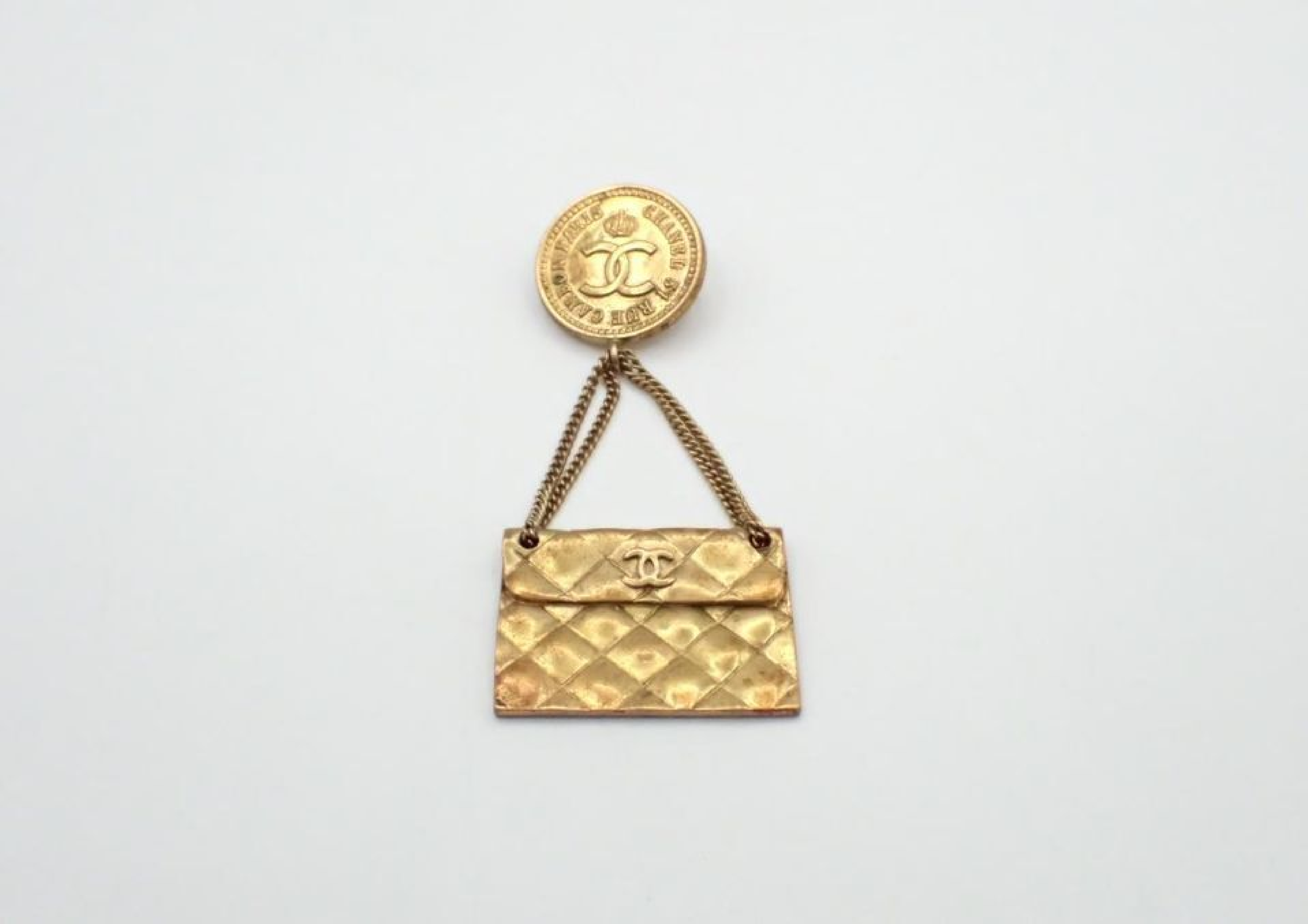 Matelassé Coco Medal Swing Gold Brooch (Size 29)