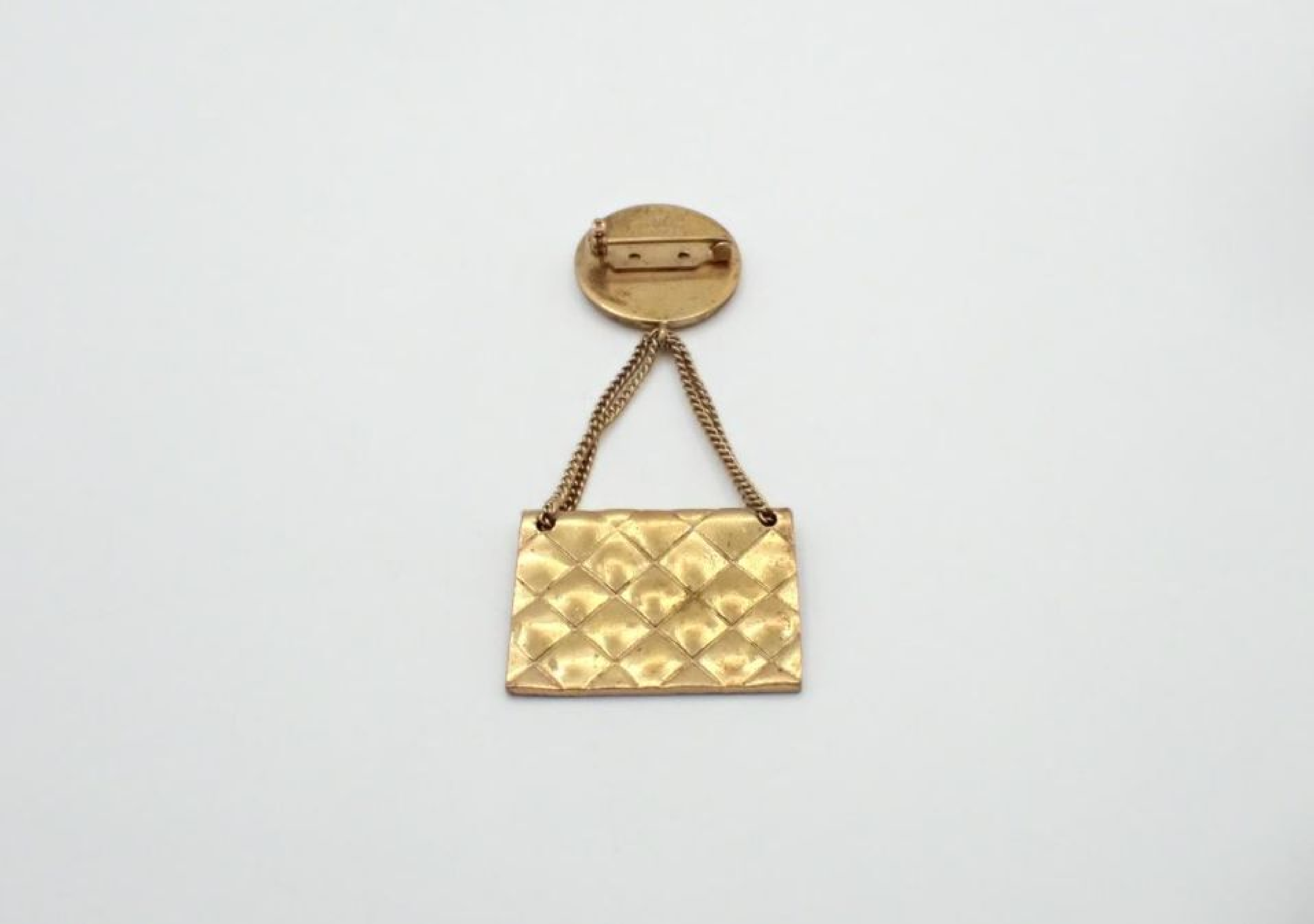 Matelassé Coco Medal Swing Gold Brooch (Size 29) — view 2