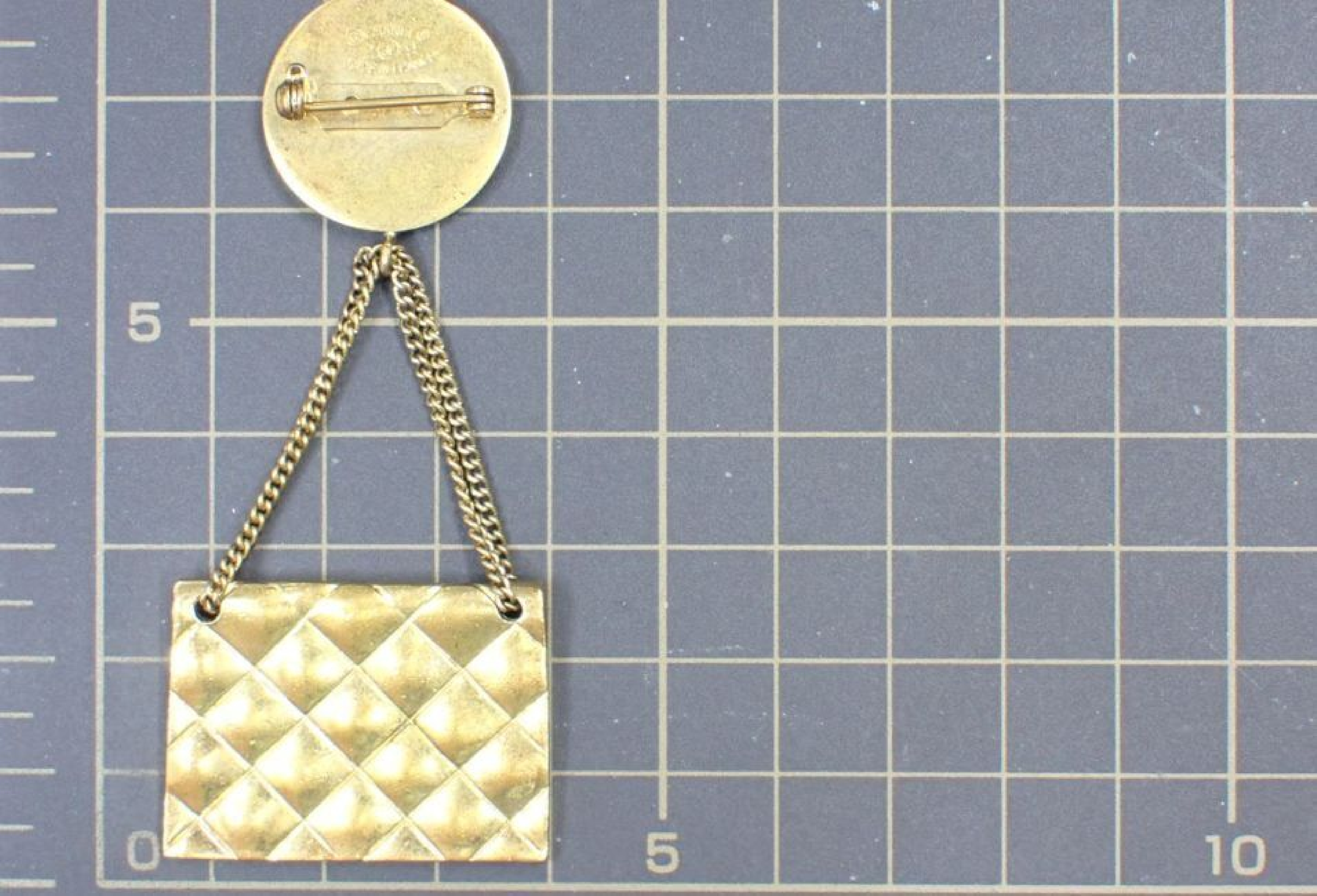 Matelassé Coco Medal Swing Gold Brooch (Size 29) — view 3