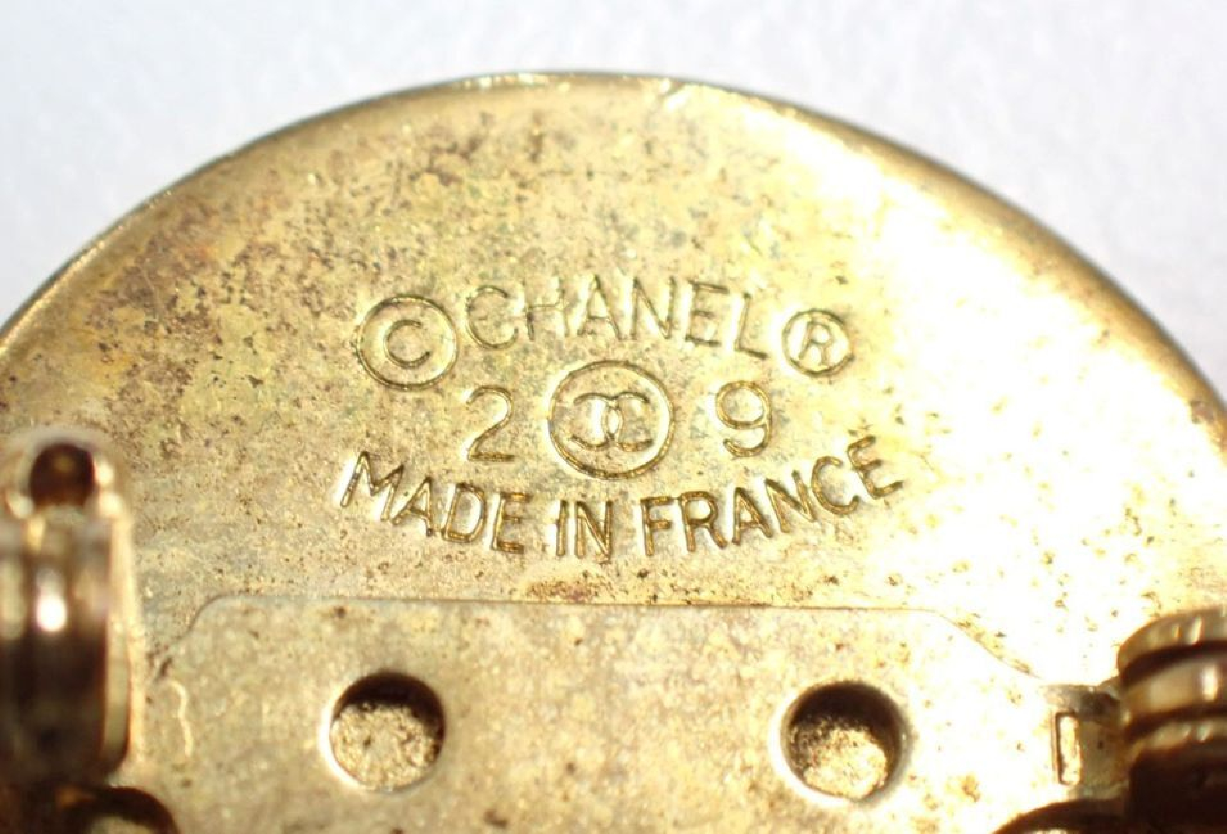 Matelassé Coco Medal Swing Gold Brooch (Size 29) — view 4