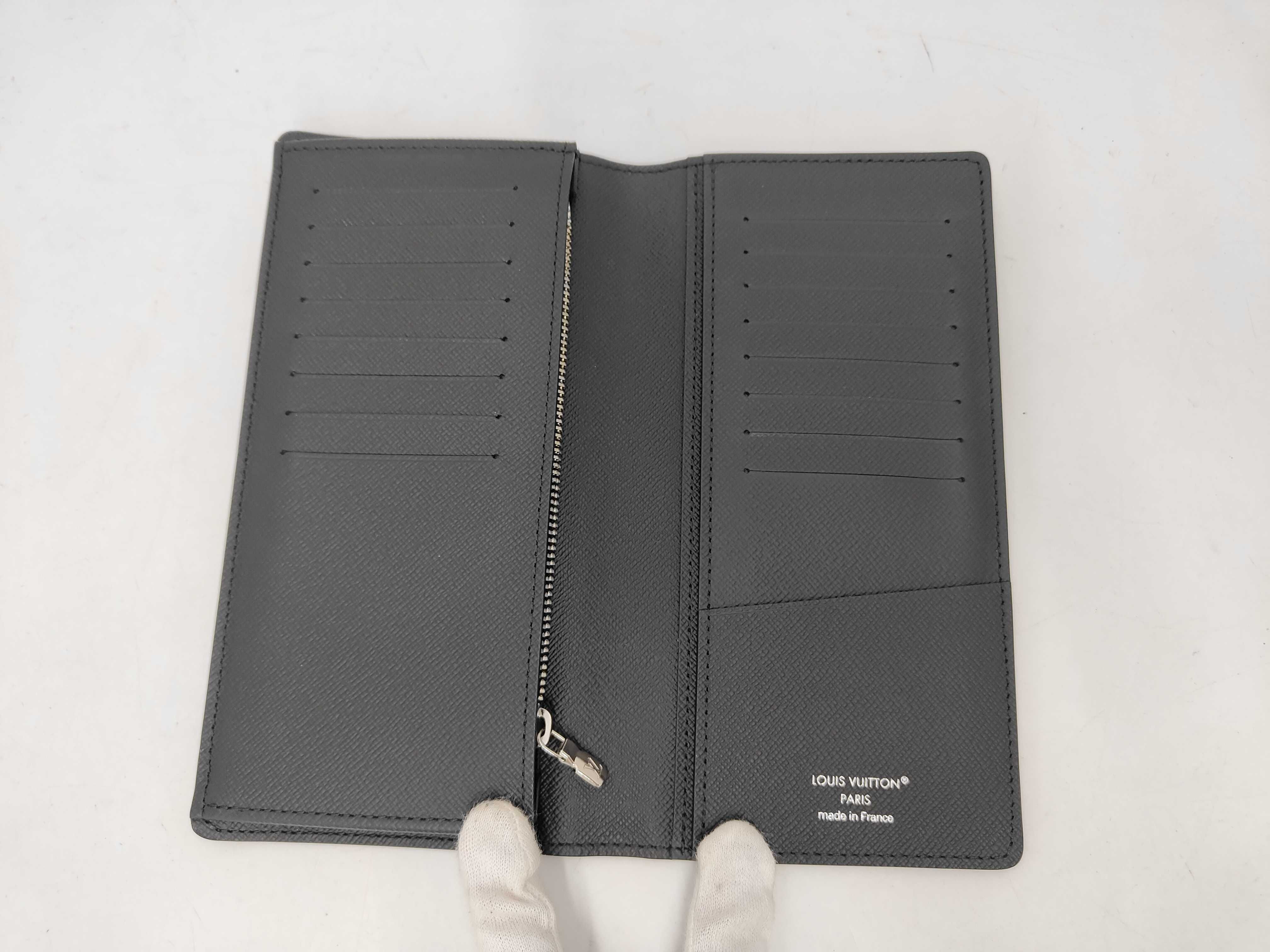 Taiga Louis Vuitton Taiga Portefeuille Brazza Noir IC Chip Wallet — view 8