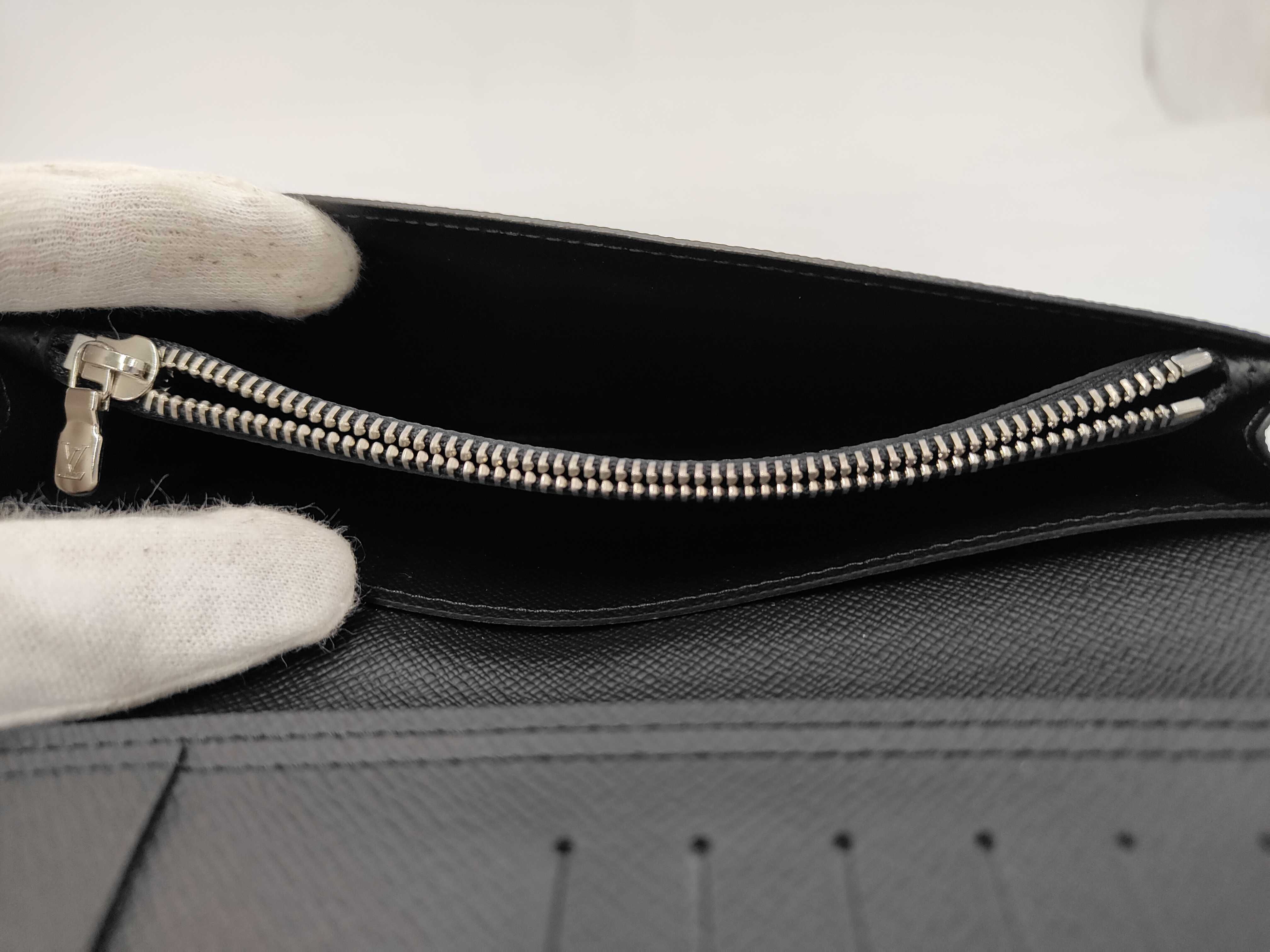 Taiga Louis Vuitton Taiga Portefeuille Brazza Noir IC Chip Wallet — view 9