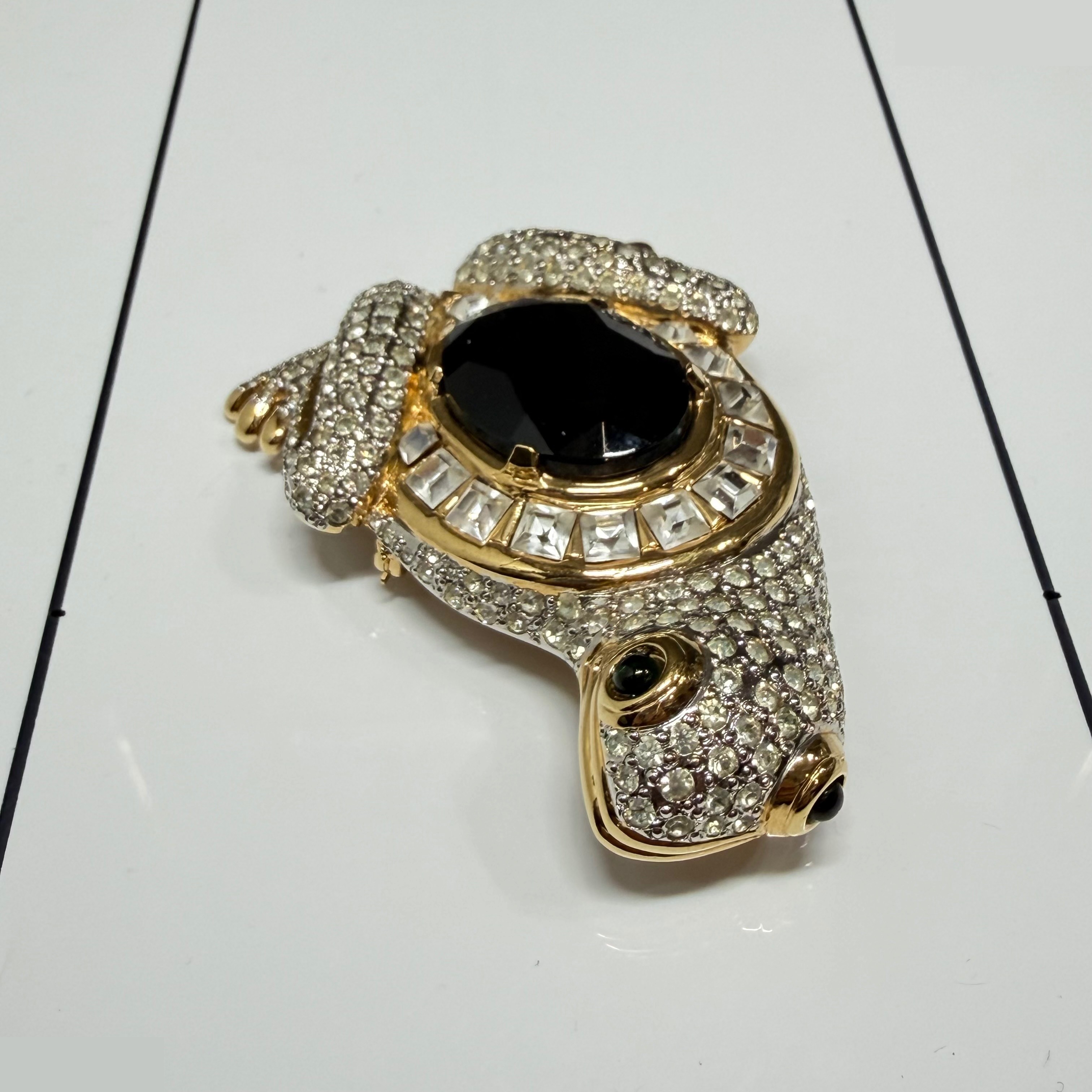 brooch — view 2