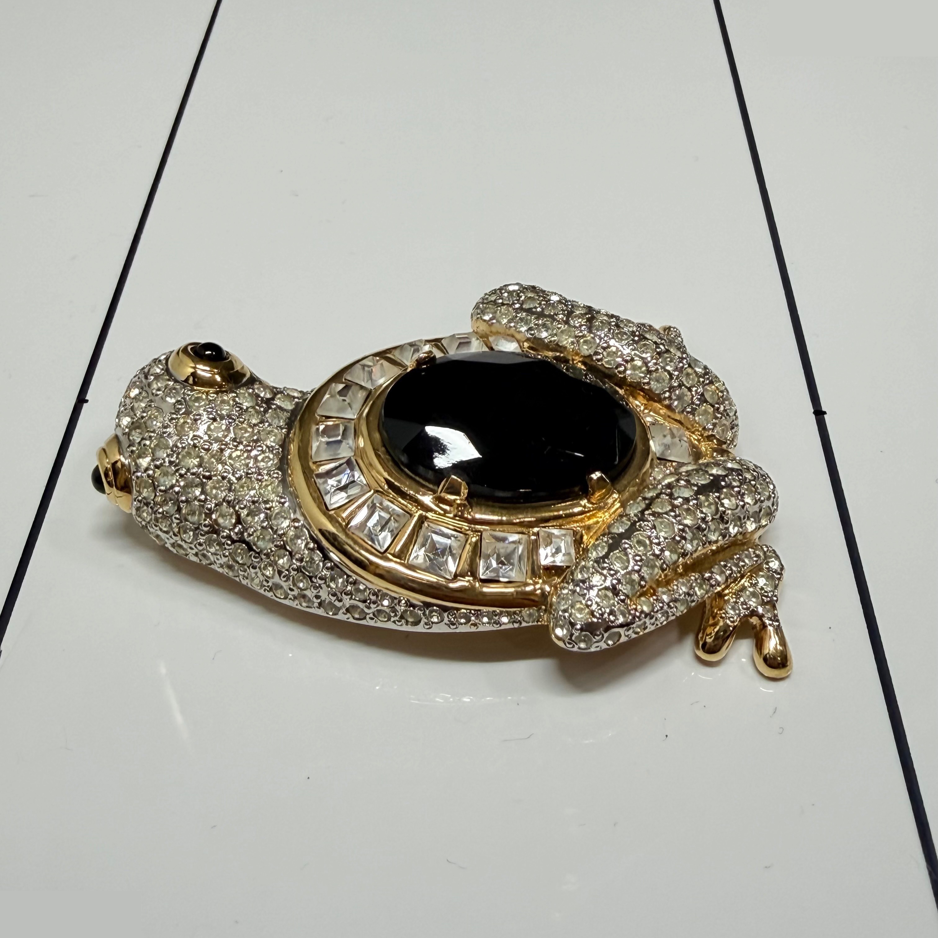 brooch — view 3