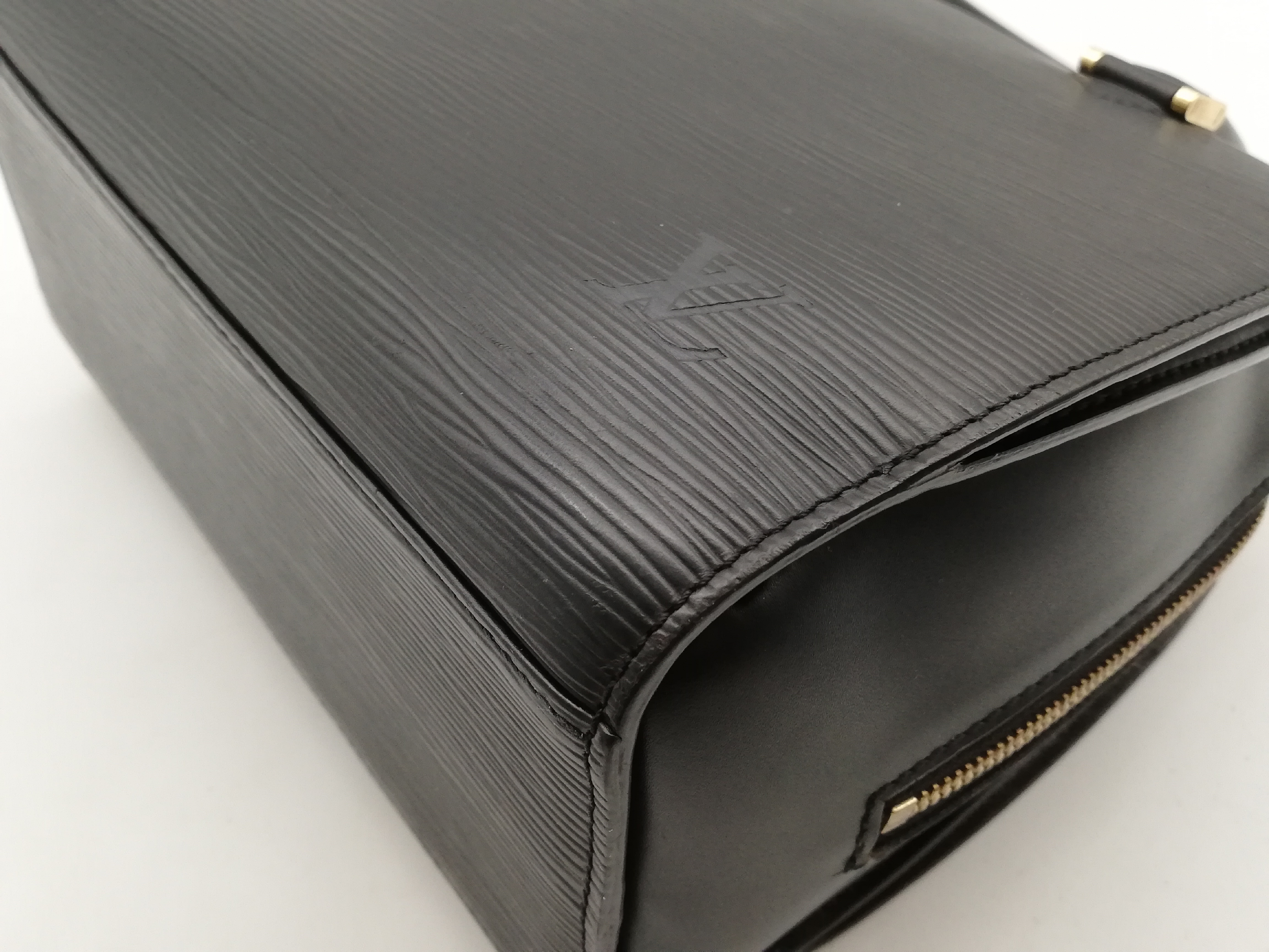 Epi Pont Neuf Noir M52052 Handbag — view 9