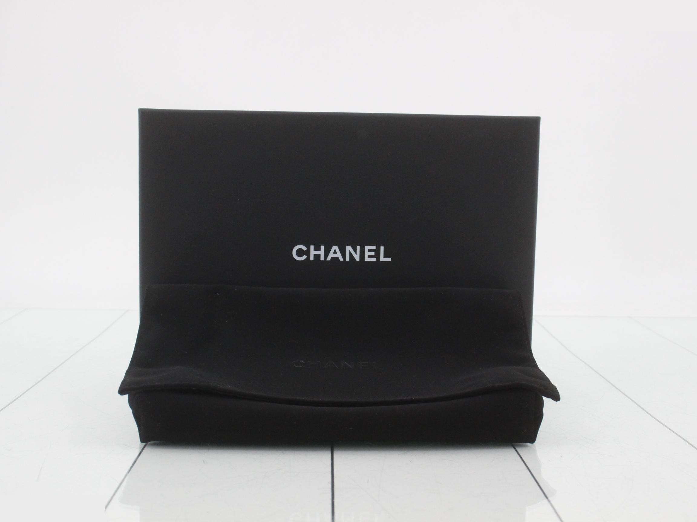 A33814 Matelassé Chain Wallet, Caviar Leather, Black x Gold — view 5