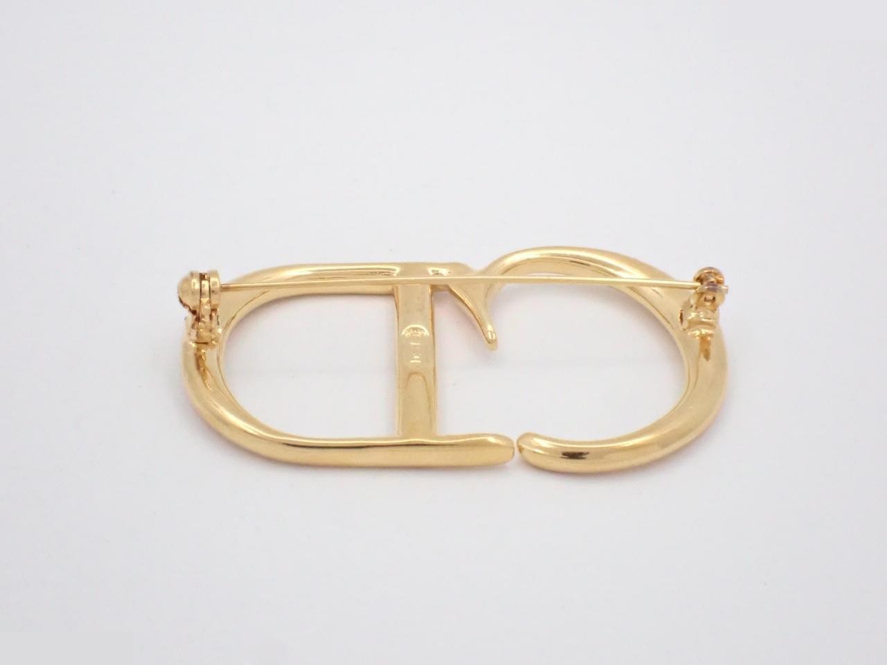 Gold brooch — view 2