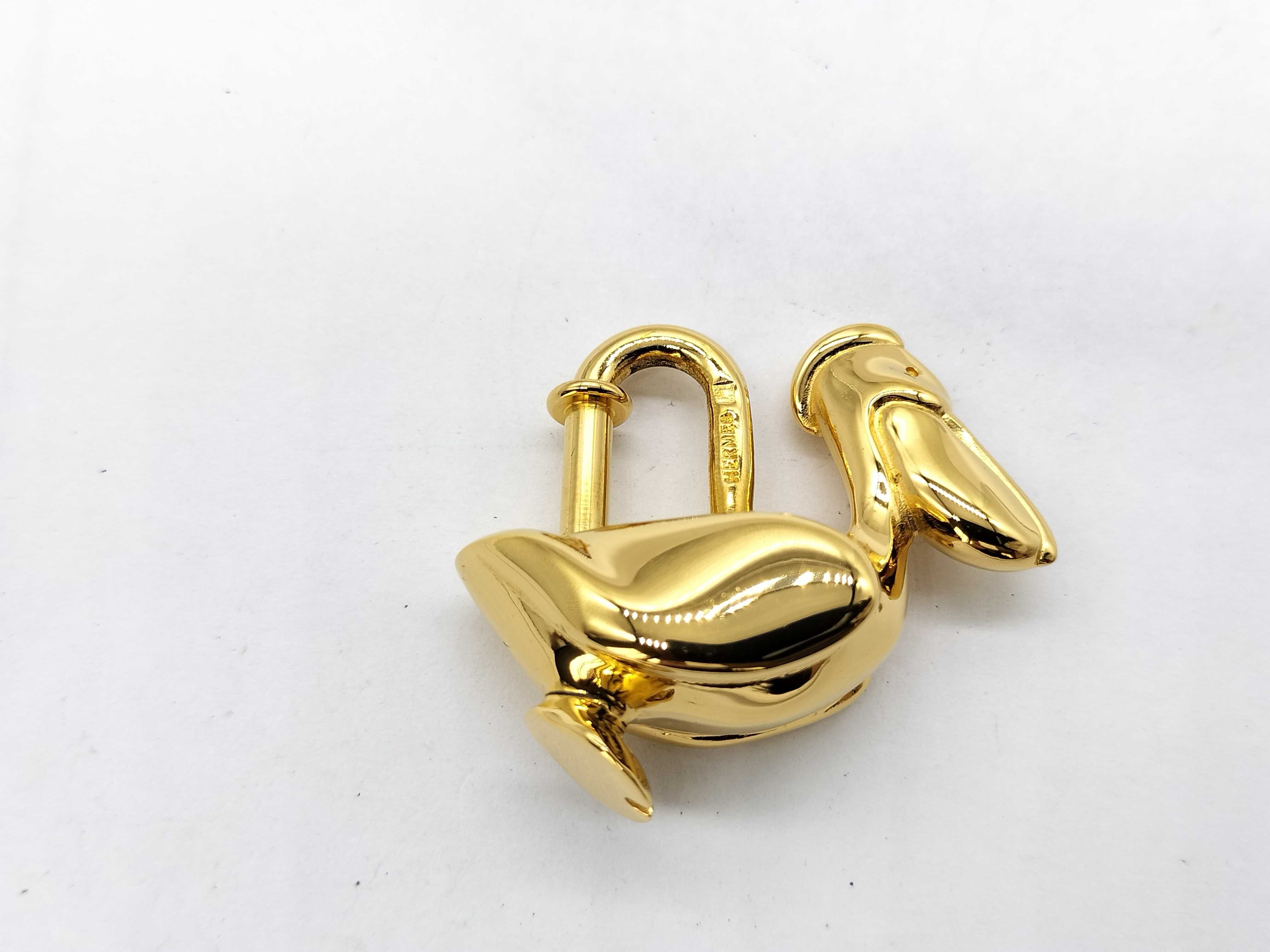 padlock, Pelican design, gold, and other accessories. — view 5