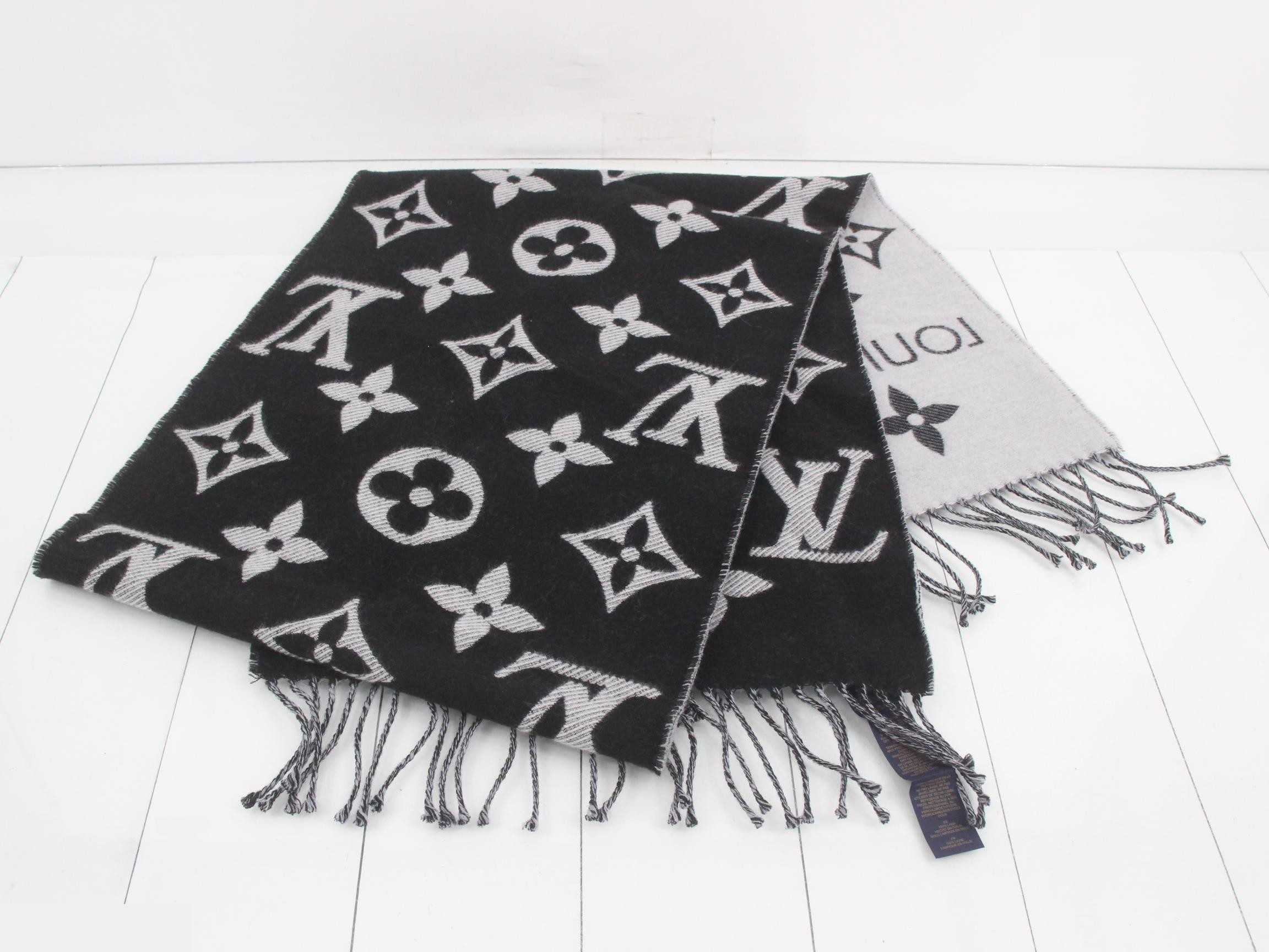 LV Essential Scarf — view 3
