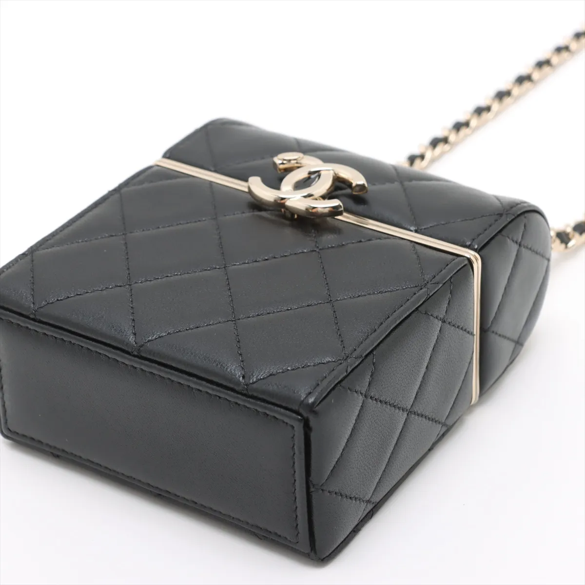 Matelasse Lambskin Chain Shoulder Bag Black Gold Hardware 32117162 No. 32 Mirror Included — view 3
