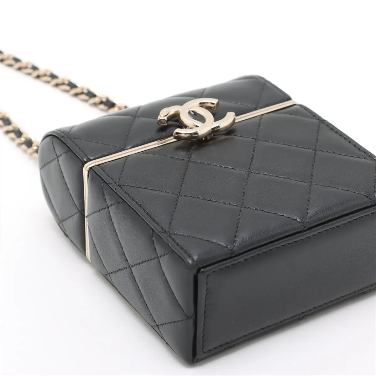 Matelasse Lambskin Chain Shoulder Bag Black Gold Hardware 32117162 No. 32 Mirror Included — view 4
