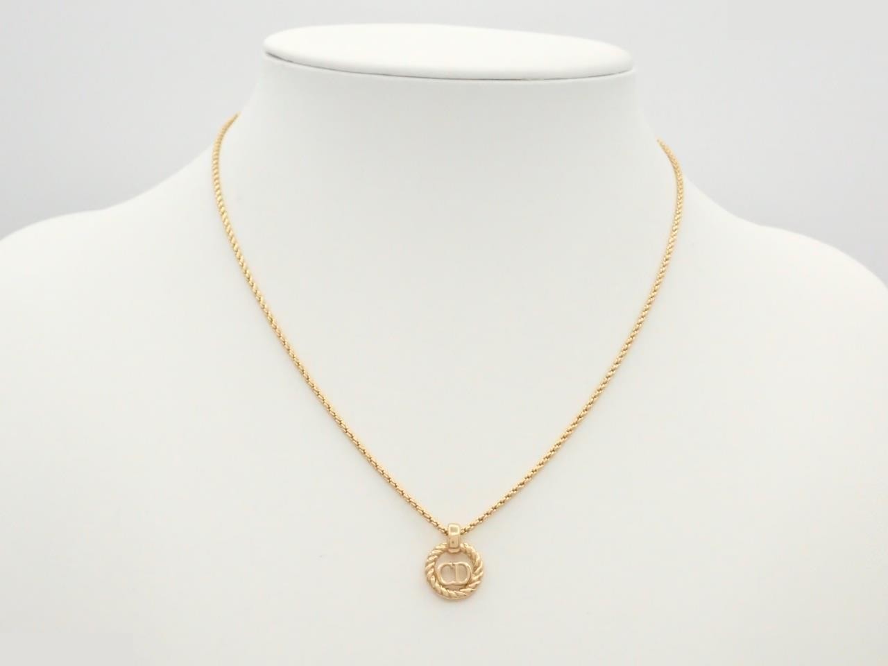 necklace/pendant *Plate status — view 3