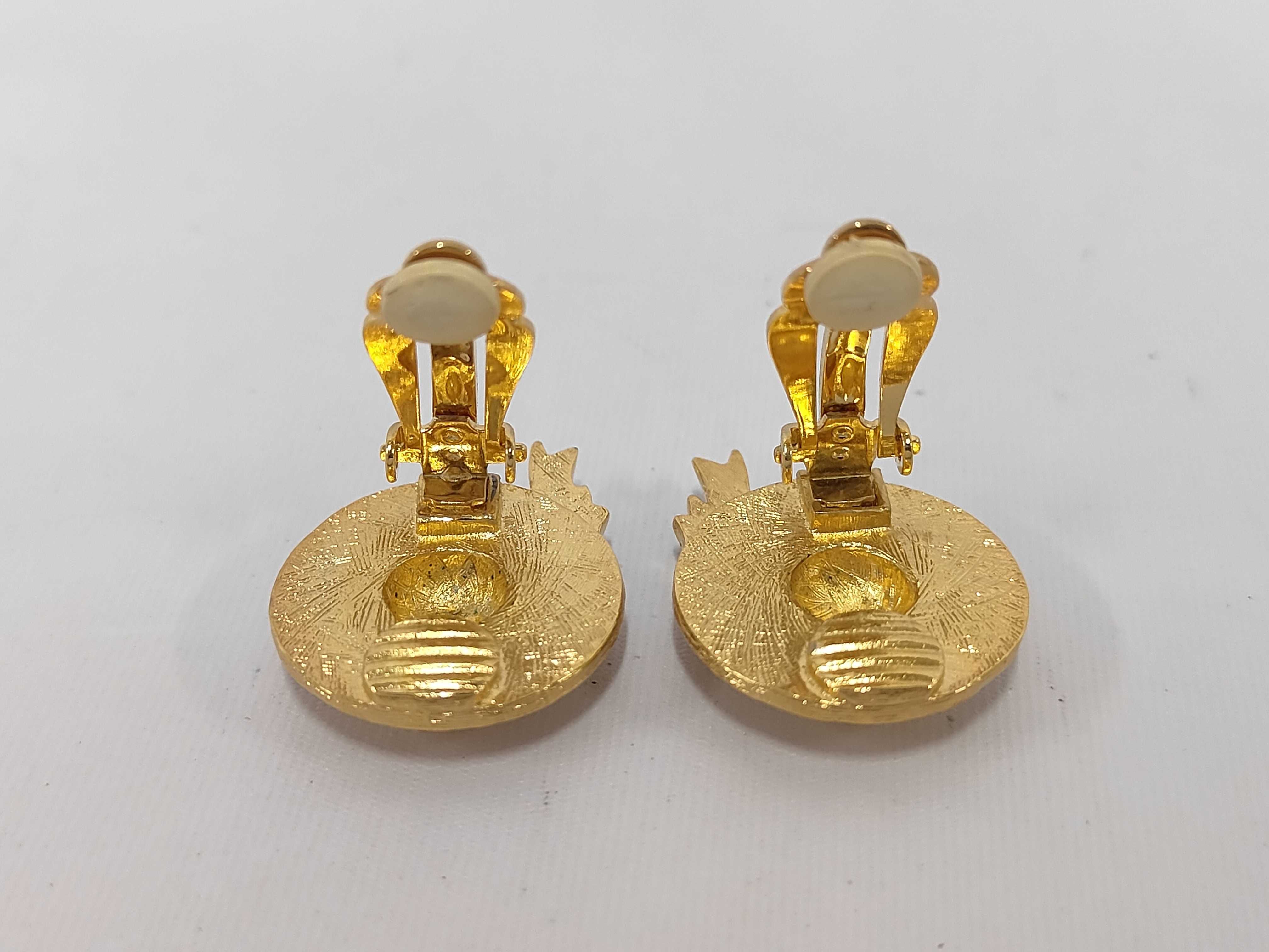 G-logo hat with ribbon and gold earrings. — view 2