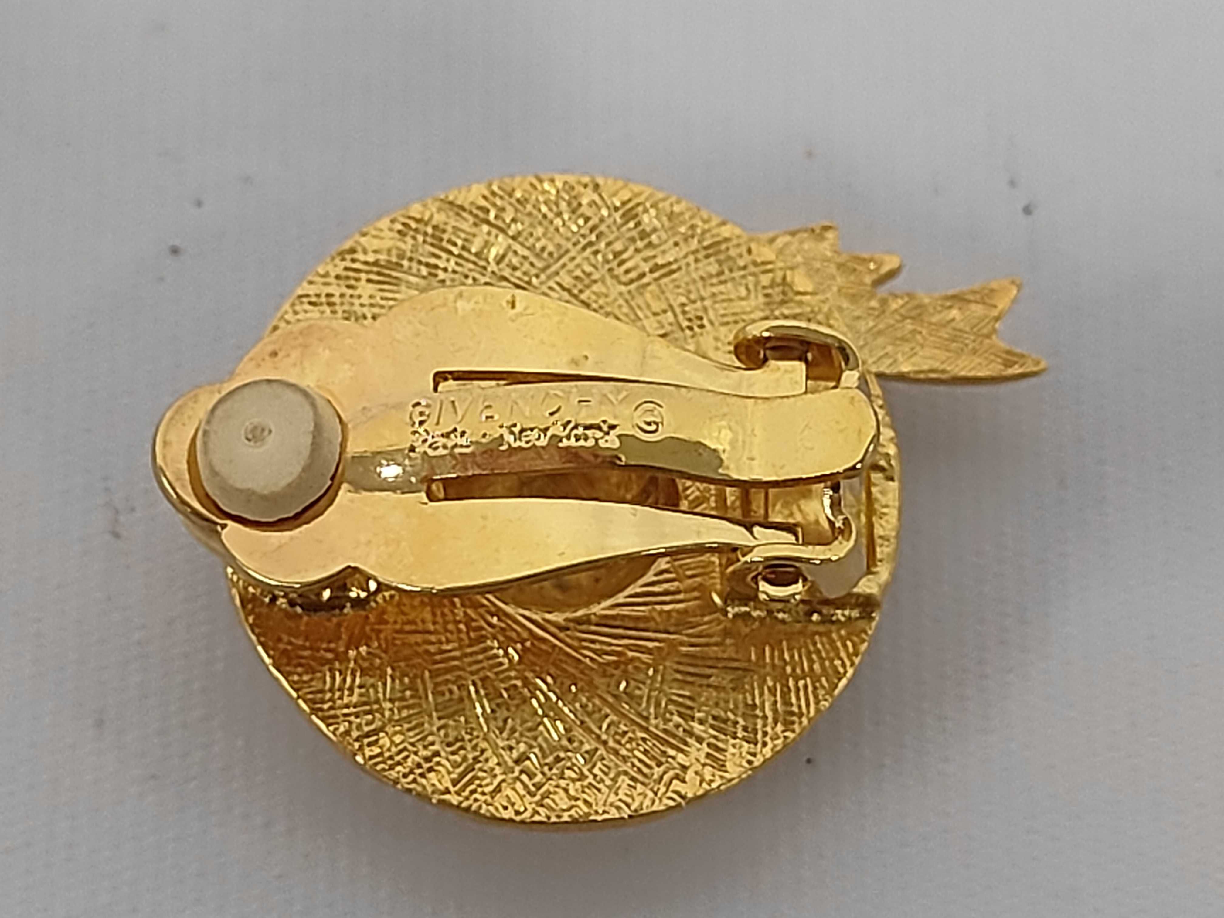 G-logo hat with ribbon and gold earrings. — view 3